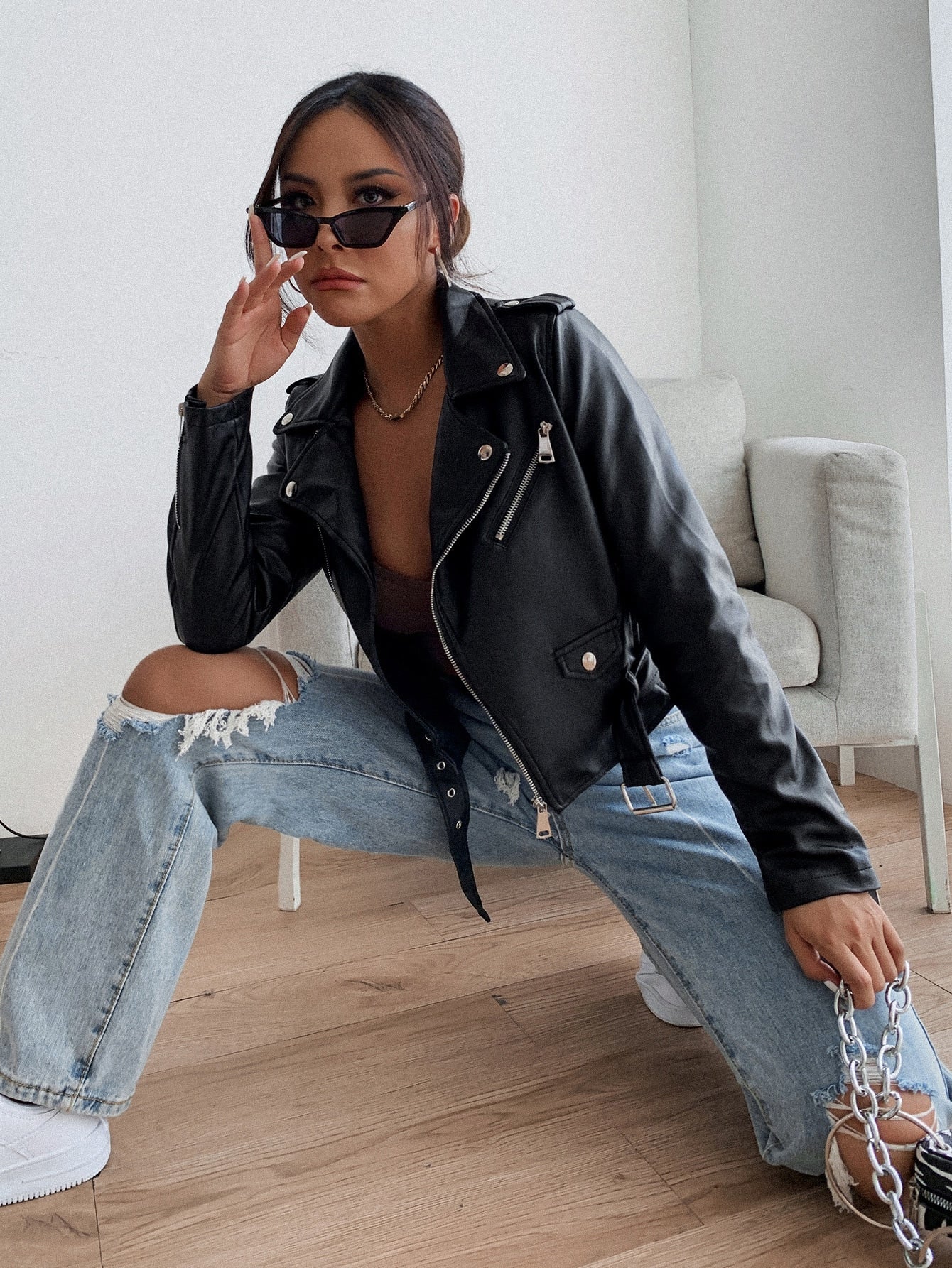 Leder Jacke mit eingekerbtem Kragen, Reißverschluss vorne und Gürtel