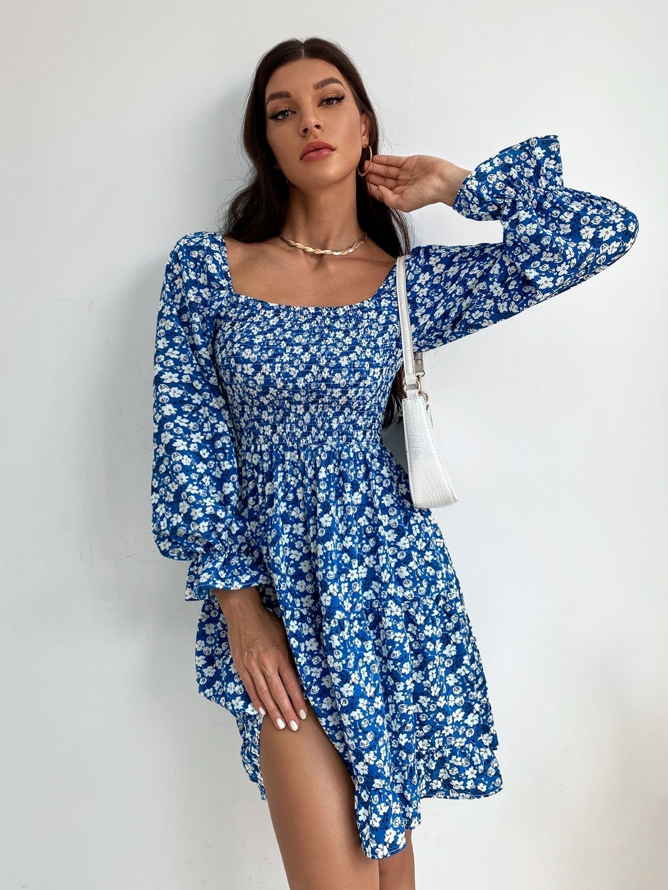 Gerafftes Kleid mit Blümchen Muster, Volant Ärmeln