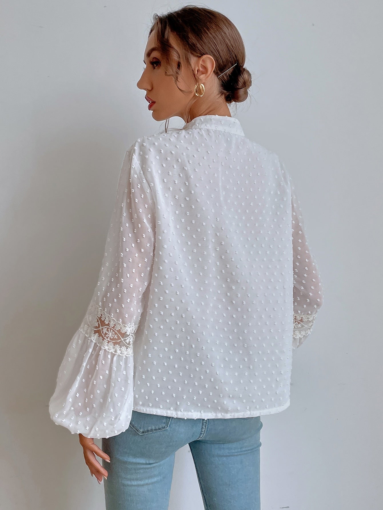 Bluse mit Punkten, besticktem Netzstoff, Einsatz, Laternenärmeln, Quaste, Band