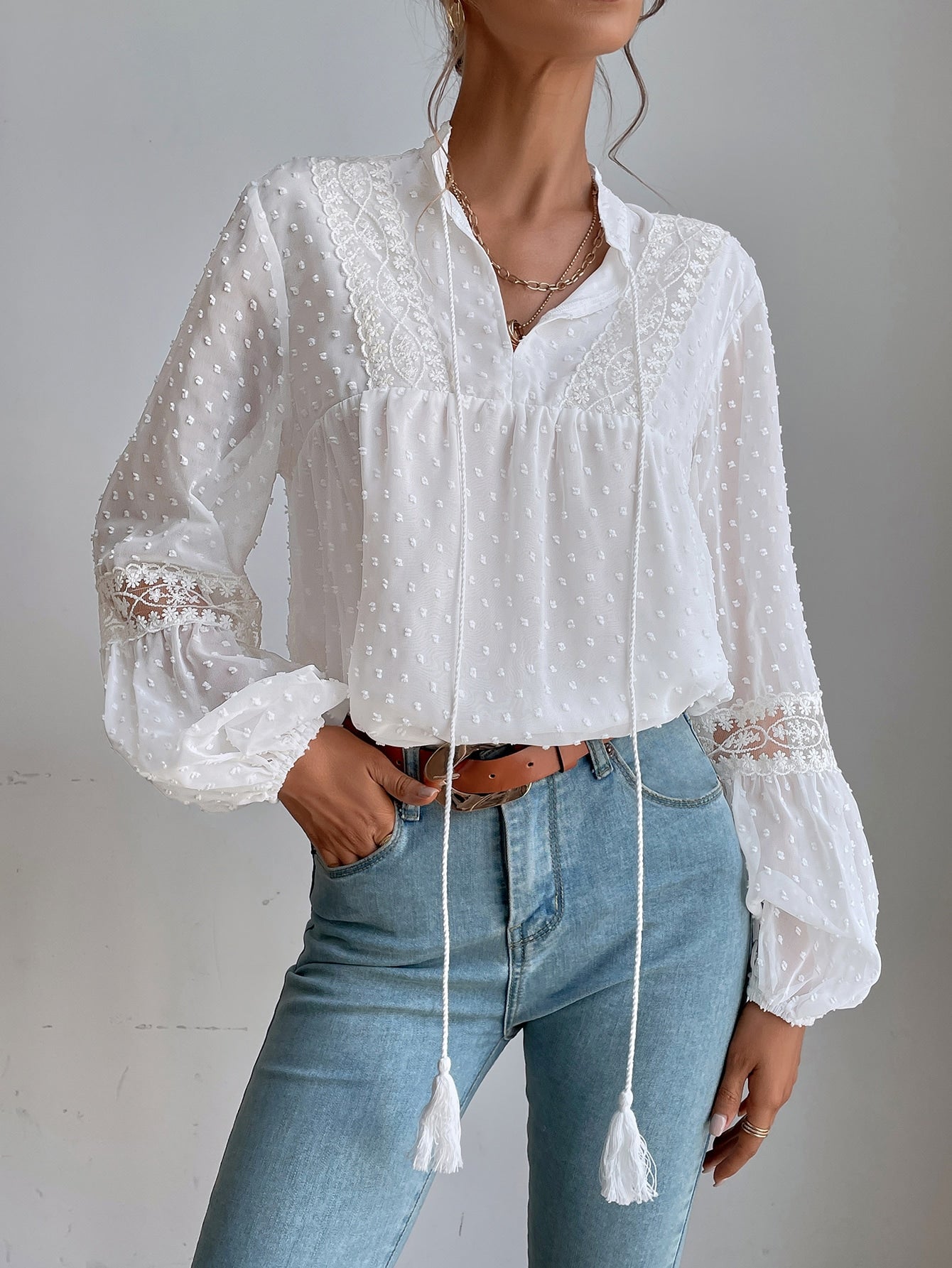Bluse mit Punkten, besticktem Netzstoff, Einsatz, Laternenärmeln, Quaste, Band