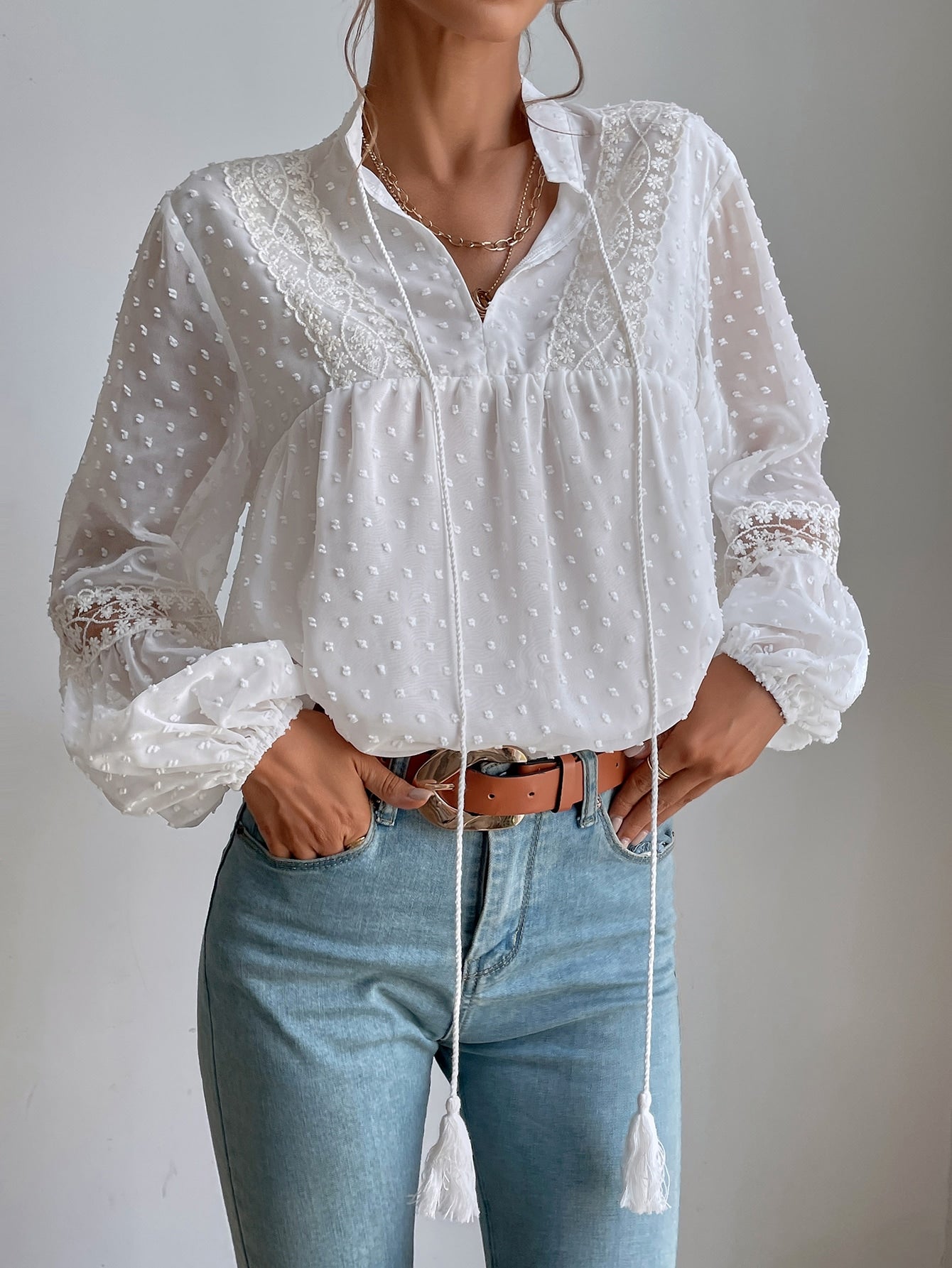 Bluse mit Punkten, besticktem Netzstoff, Einsatz, Laternenärmeln, Quaste, Band