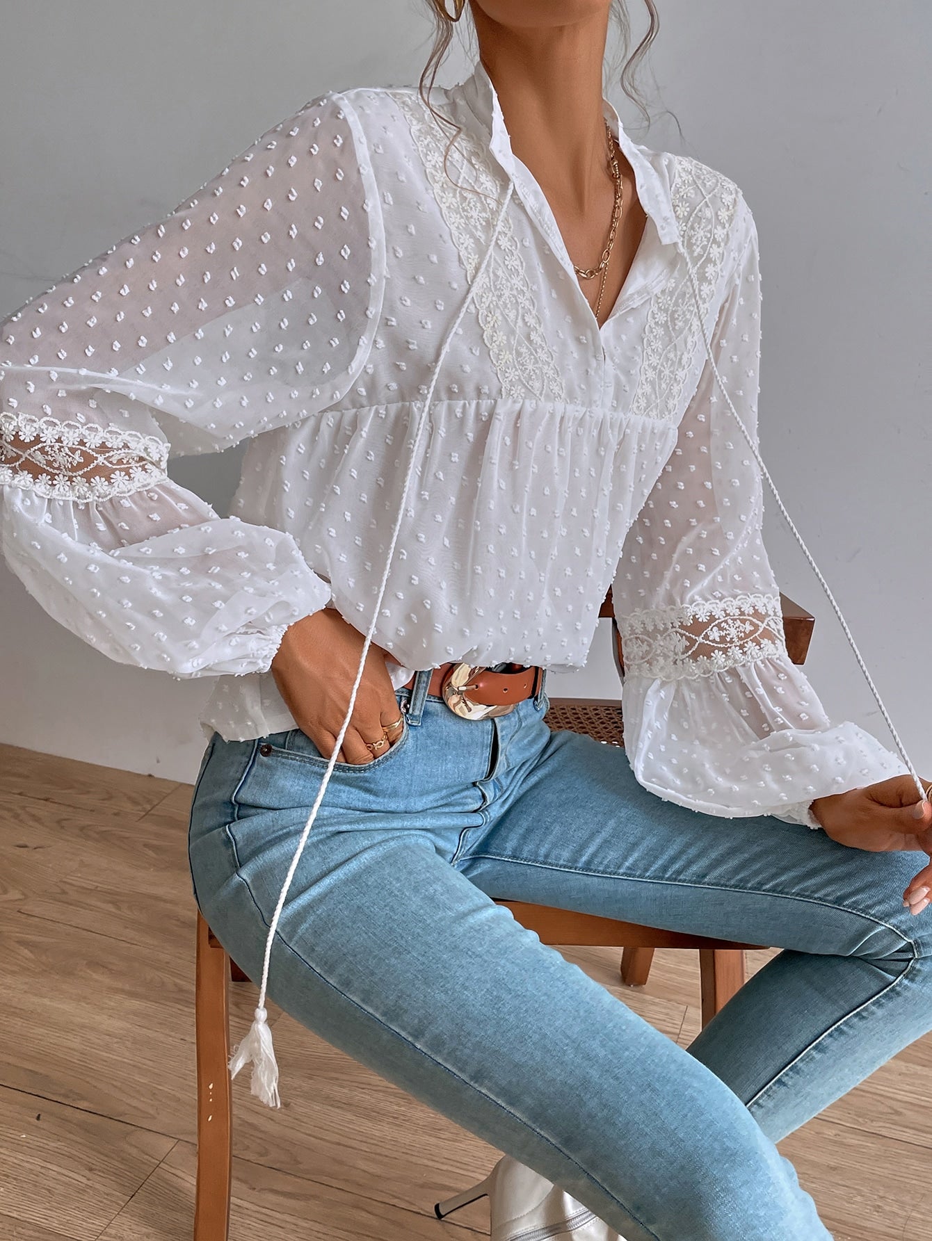 Bluse mit Punkten, besticktem Netzstoff, Einsatz, Laternenärmeln, Quaste, Band
