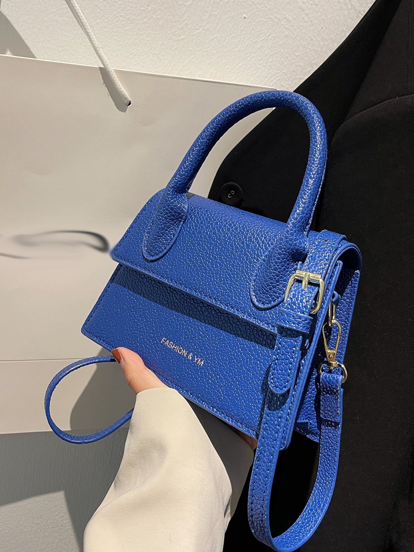Quadratische Tasche mit Kiesel Prägung, Klappe