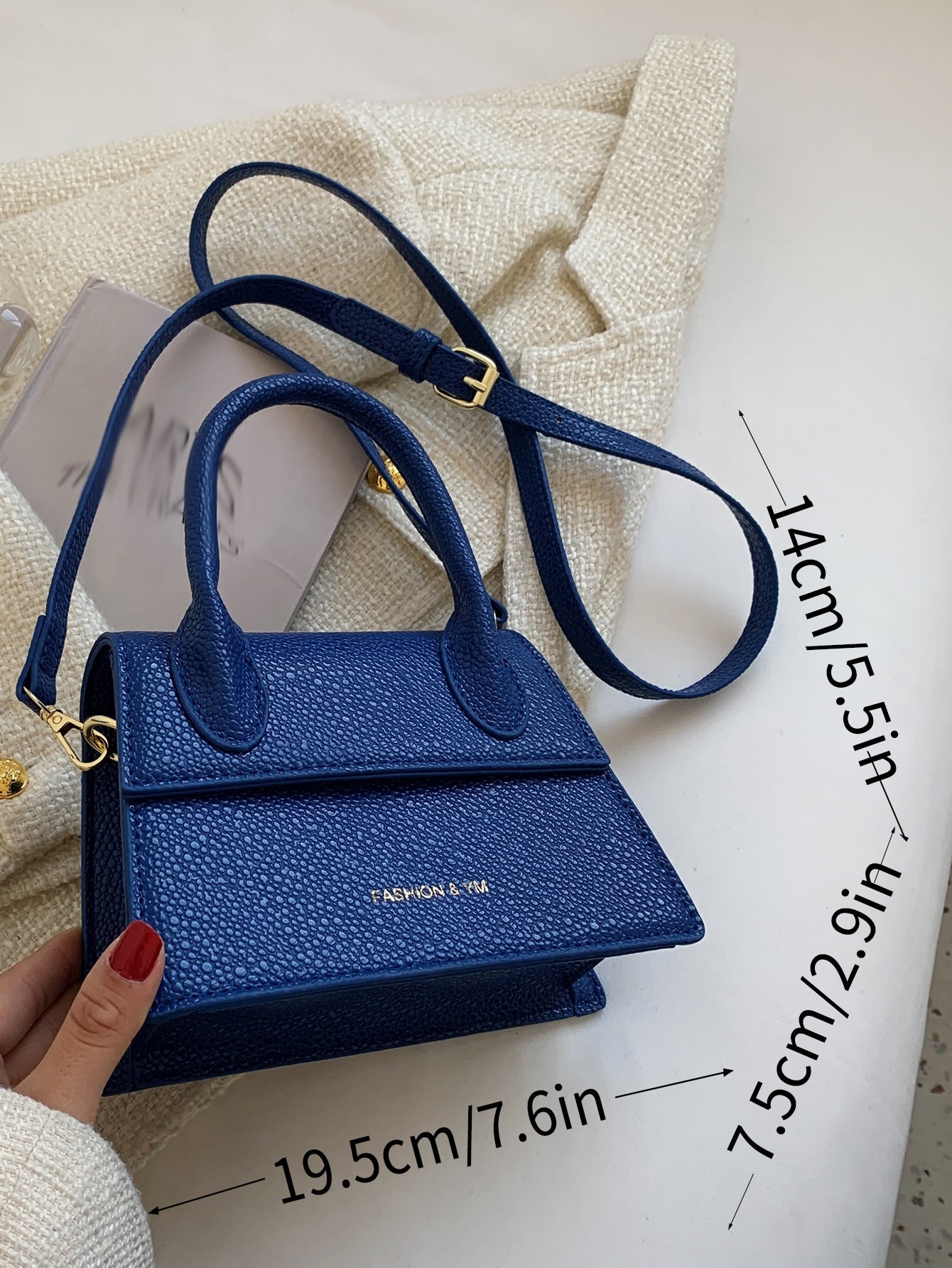 Quadratische Tasche mit Kiesel Prägung, Klappe
