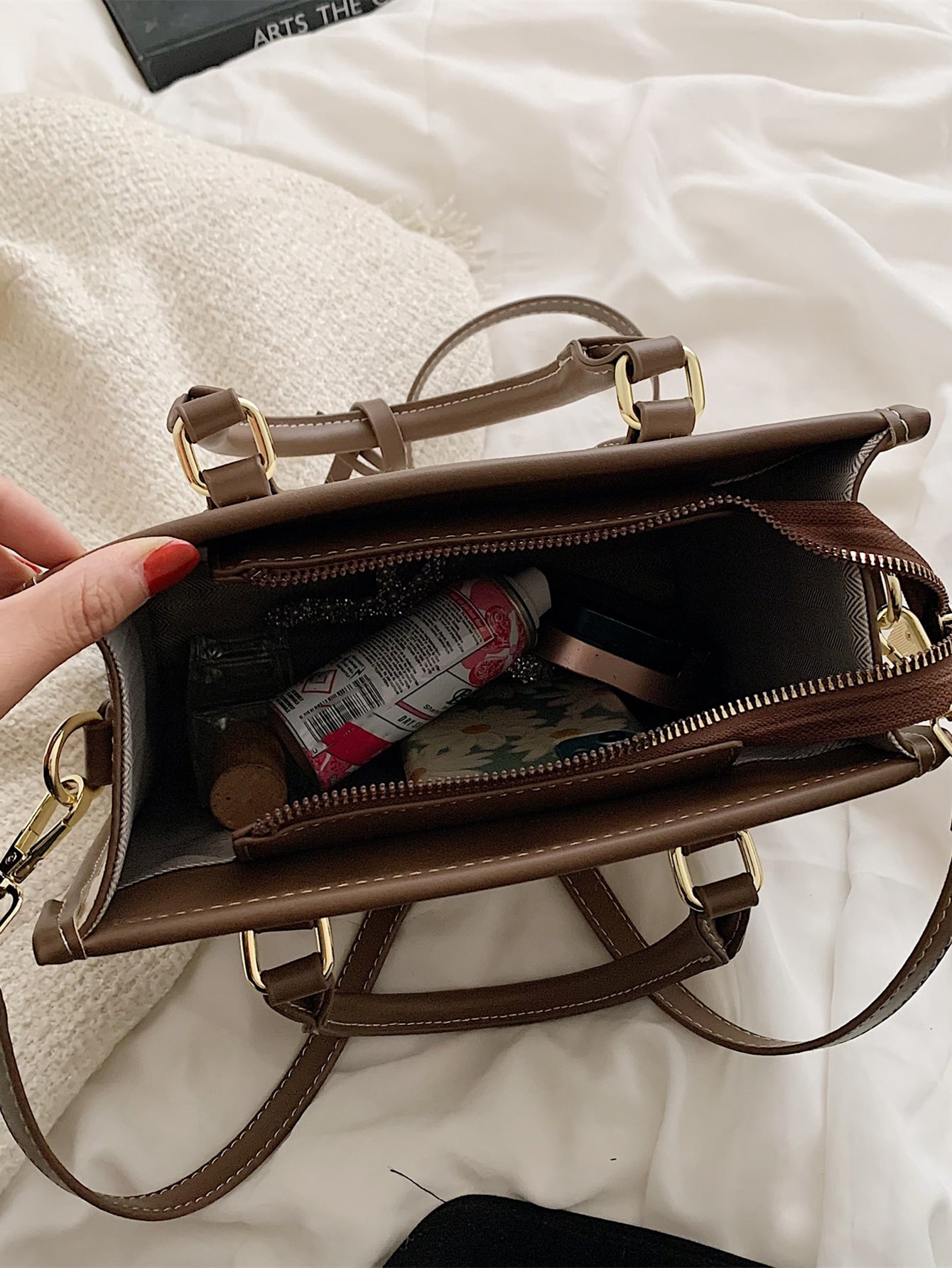 Quadratische Tasche mit Buchstabe Detail, Kontrastsaum