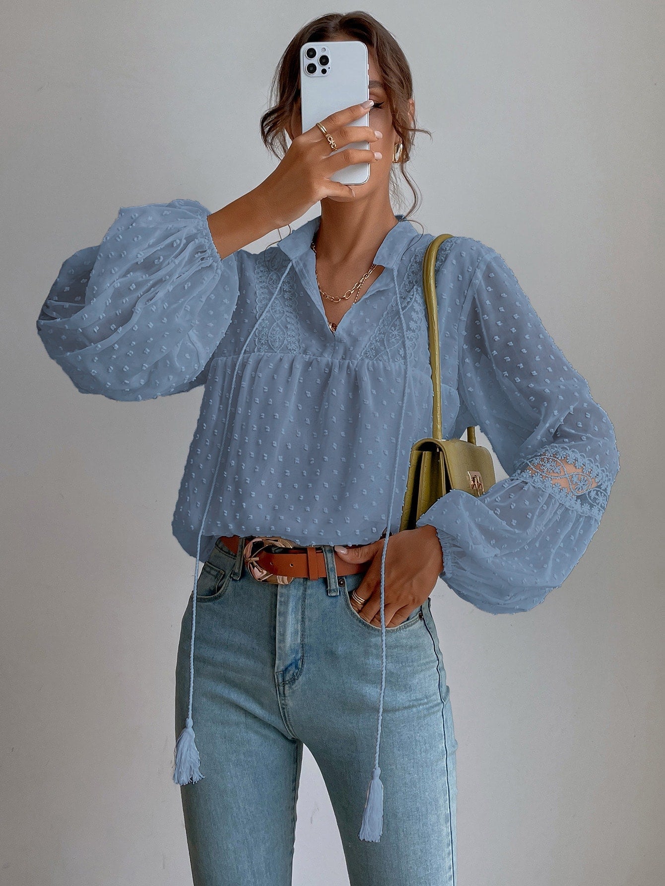 Bluse mit Punkten, besticktem Netzstoff, Einsatz, Laternenärmeln, Quaste, Band