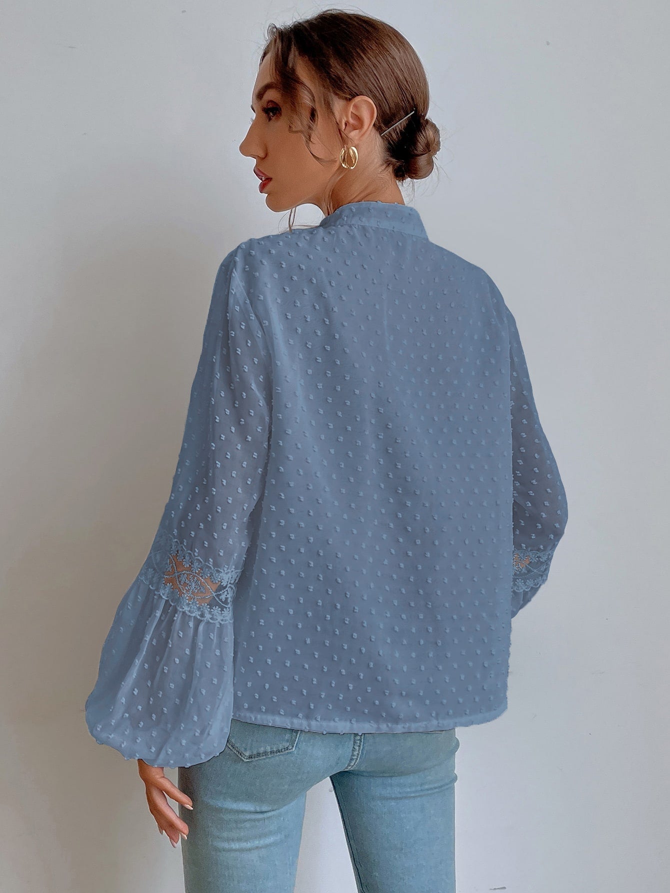 Bluse mit Punkten, besticktem Netzstoff, Einsatz, Laternenärmeln, Quaste, Band