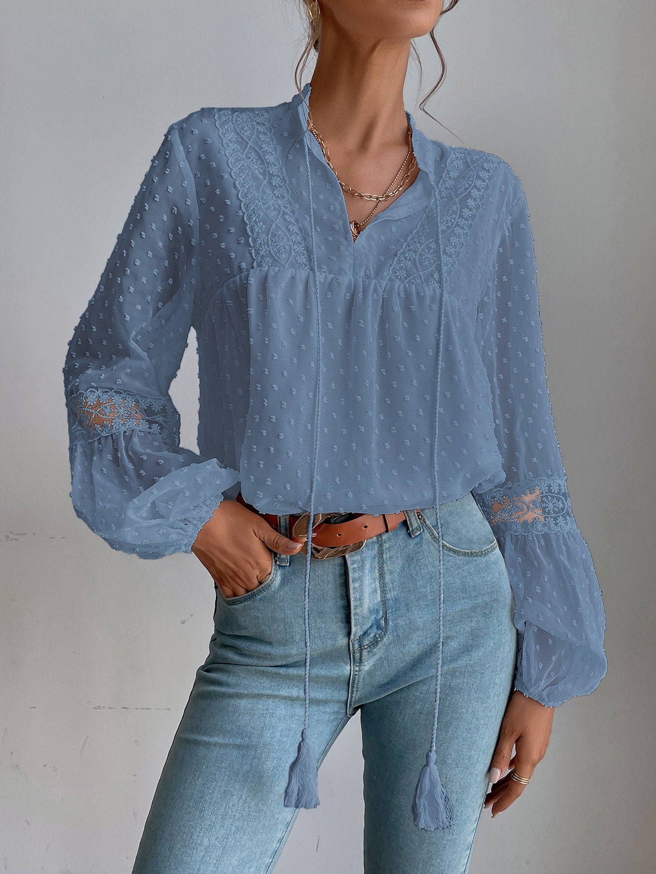 Bluse mit Punkten, besticktem Netzstoff, Einsatz, Laternenärmeln, Quaste, Band