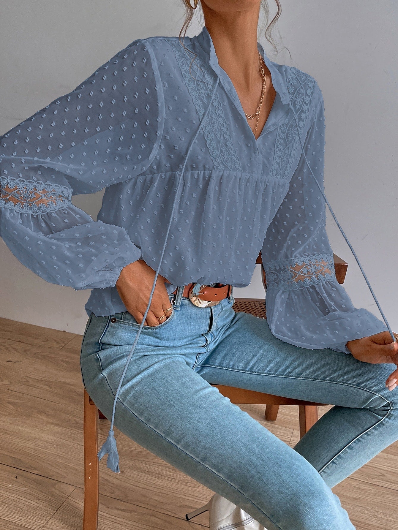 Bluse mit Punkten, besticktem Netzstoff, Einsatz, Laternenärmeln, Quaste, Band