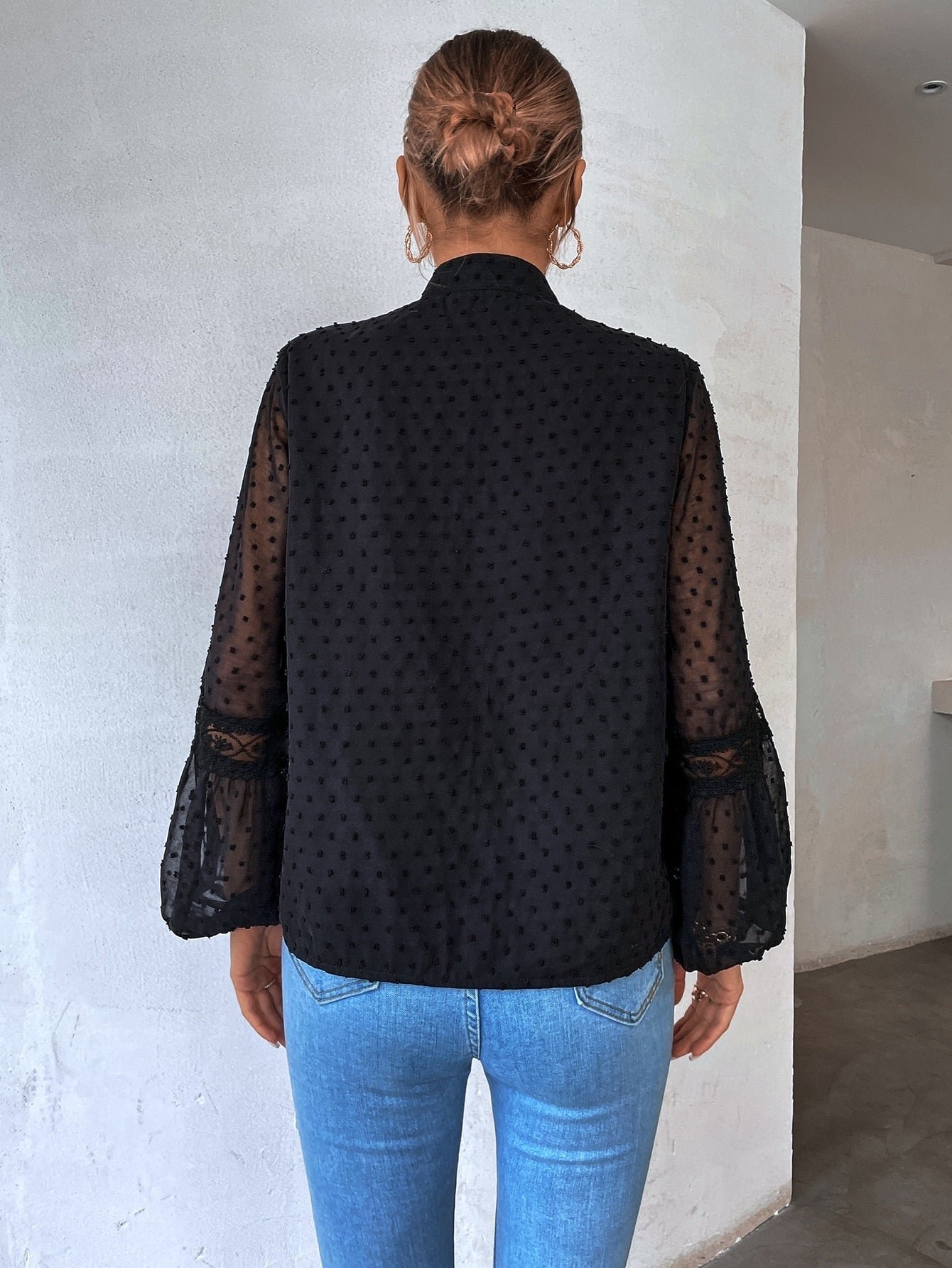 Bluse mit Punkten, besticktem Netzstoff, Einsatz, Laternenärmeln, Quaste, Band
