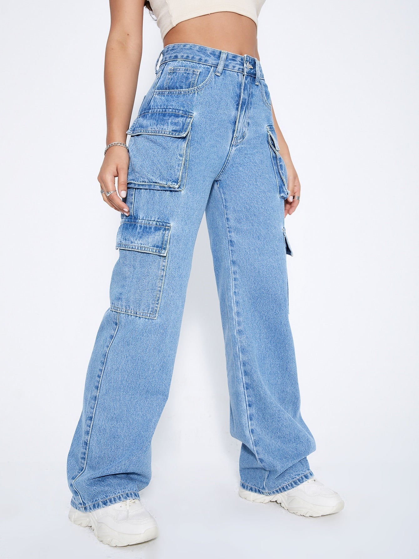 Cargo Jeans mit hoher Taille, seitlichen Pattentaschen