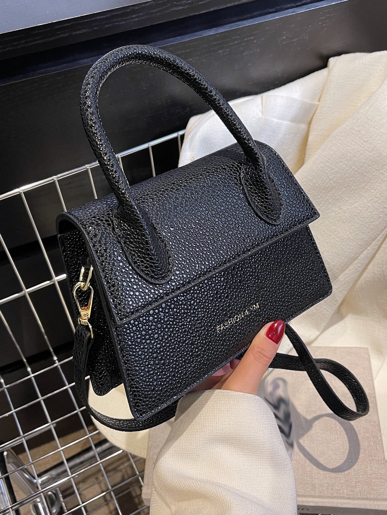 Quadratische Tasche mit Kiesel Prägung, Klappe