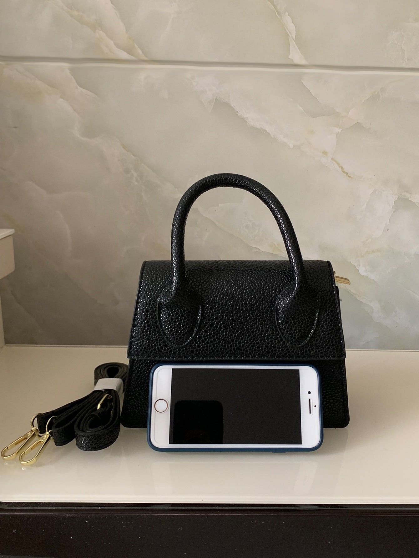Quadratische Tasche mit Kiesel Prägung, Klappe