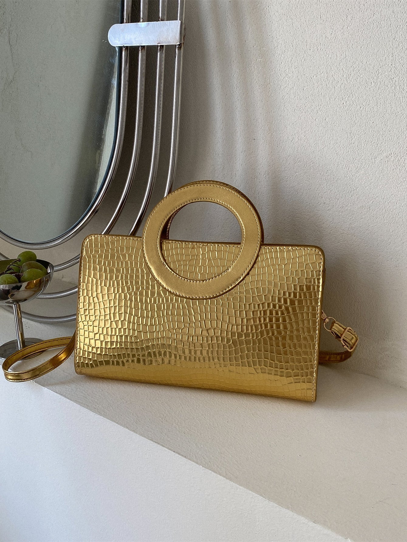 Quadratische Tasche mit metallisch Krokodil Prägung, Ring oben