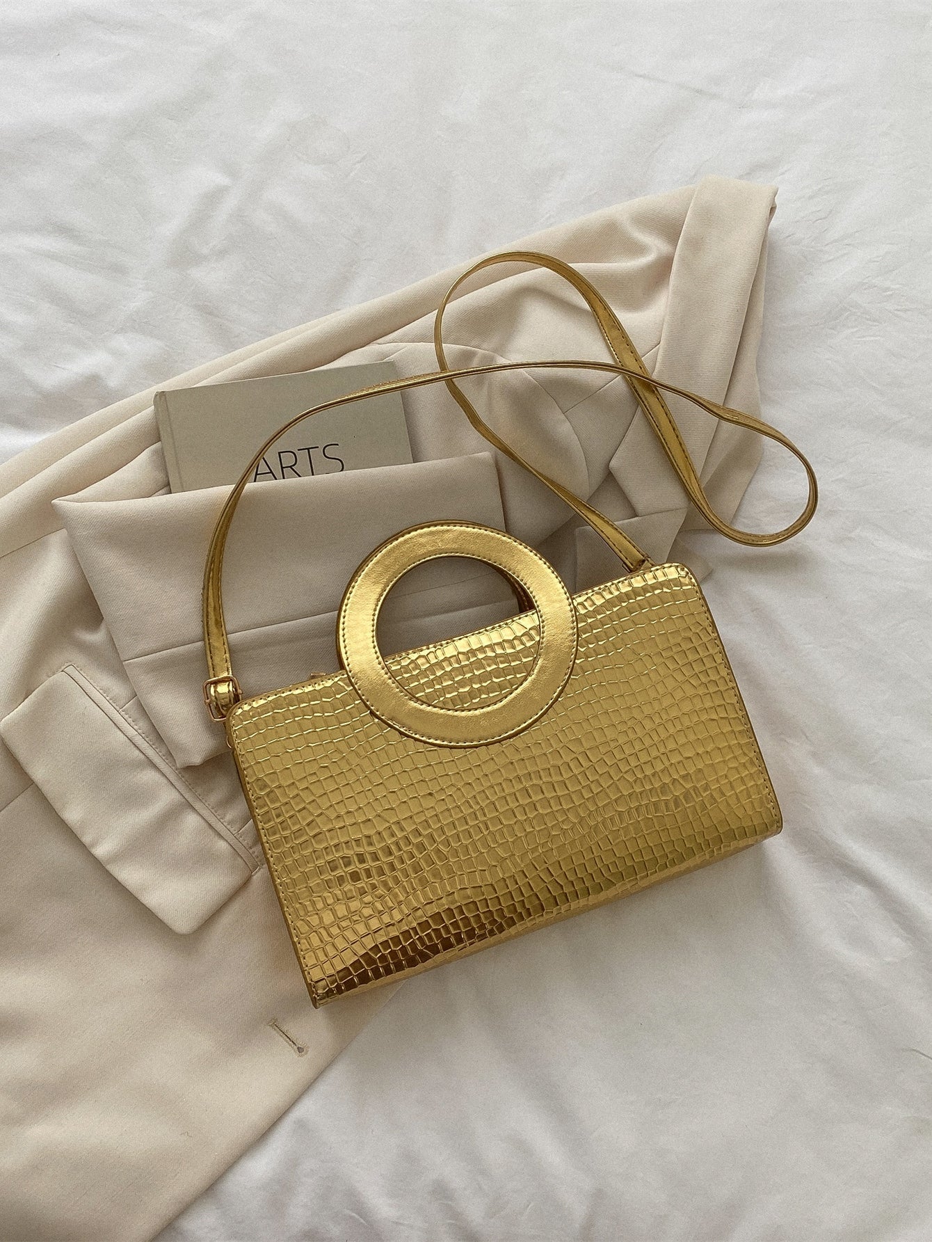 Quadratische Tasche mit metallisch Krokodil Prägung, Ring oben