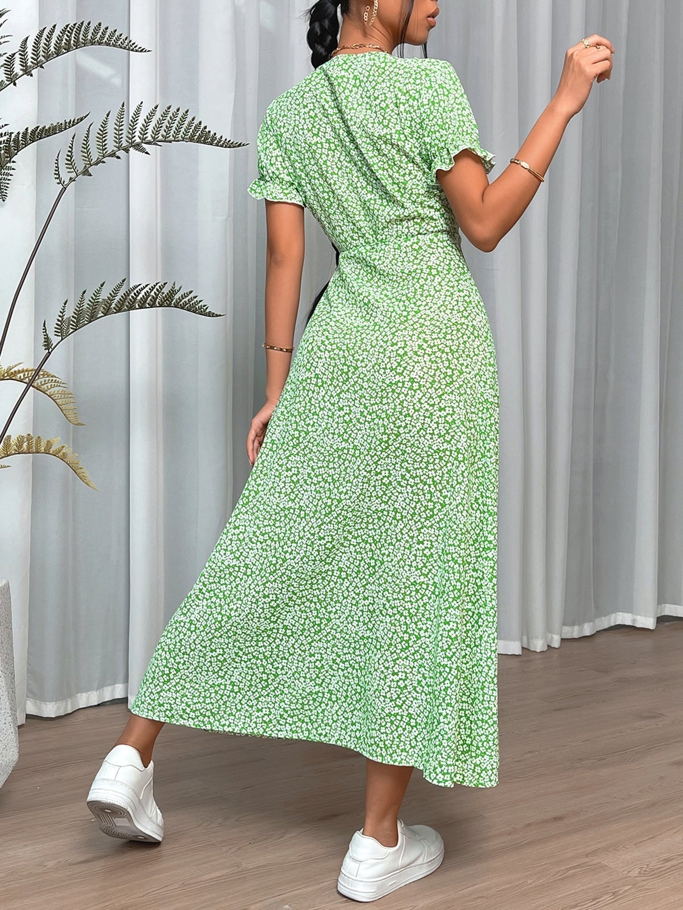 Wickelkleid mit Blümchen Muster, seitlichem Knoten