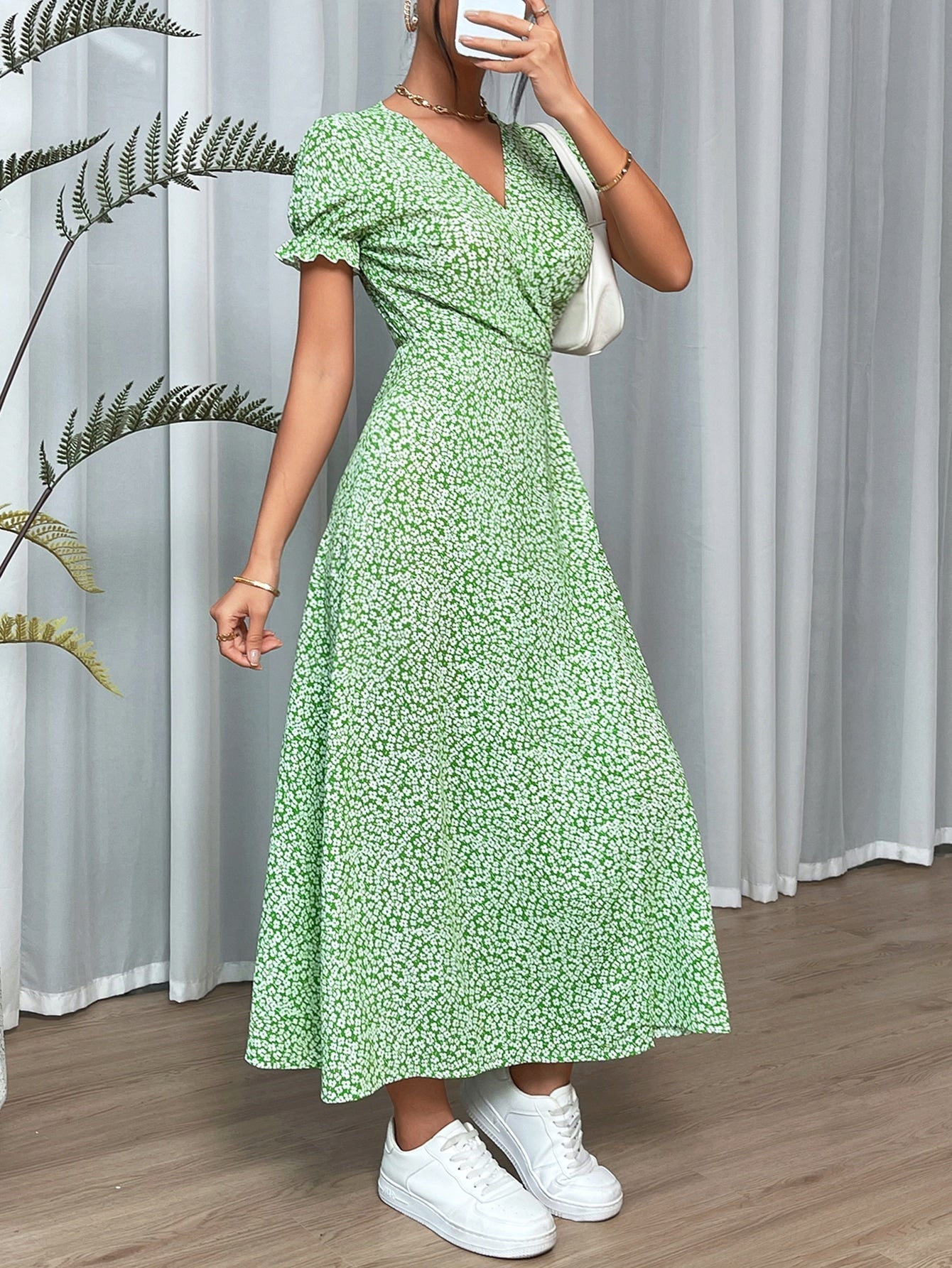 Wickelkleid mit Blümchen Muster, seitlichem Knoten