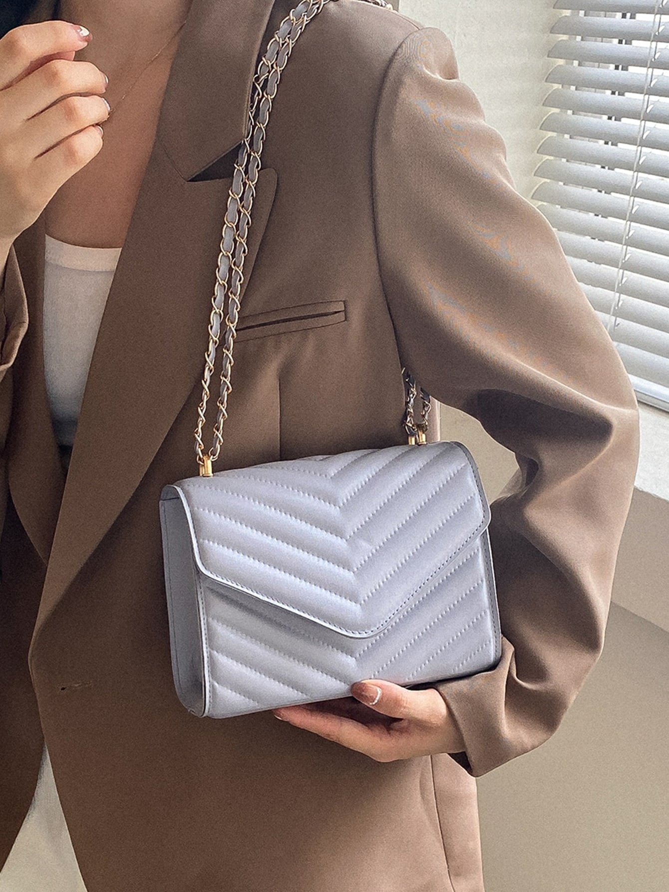 Quadratische Tasche mit Chevron Druckknopf