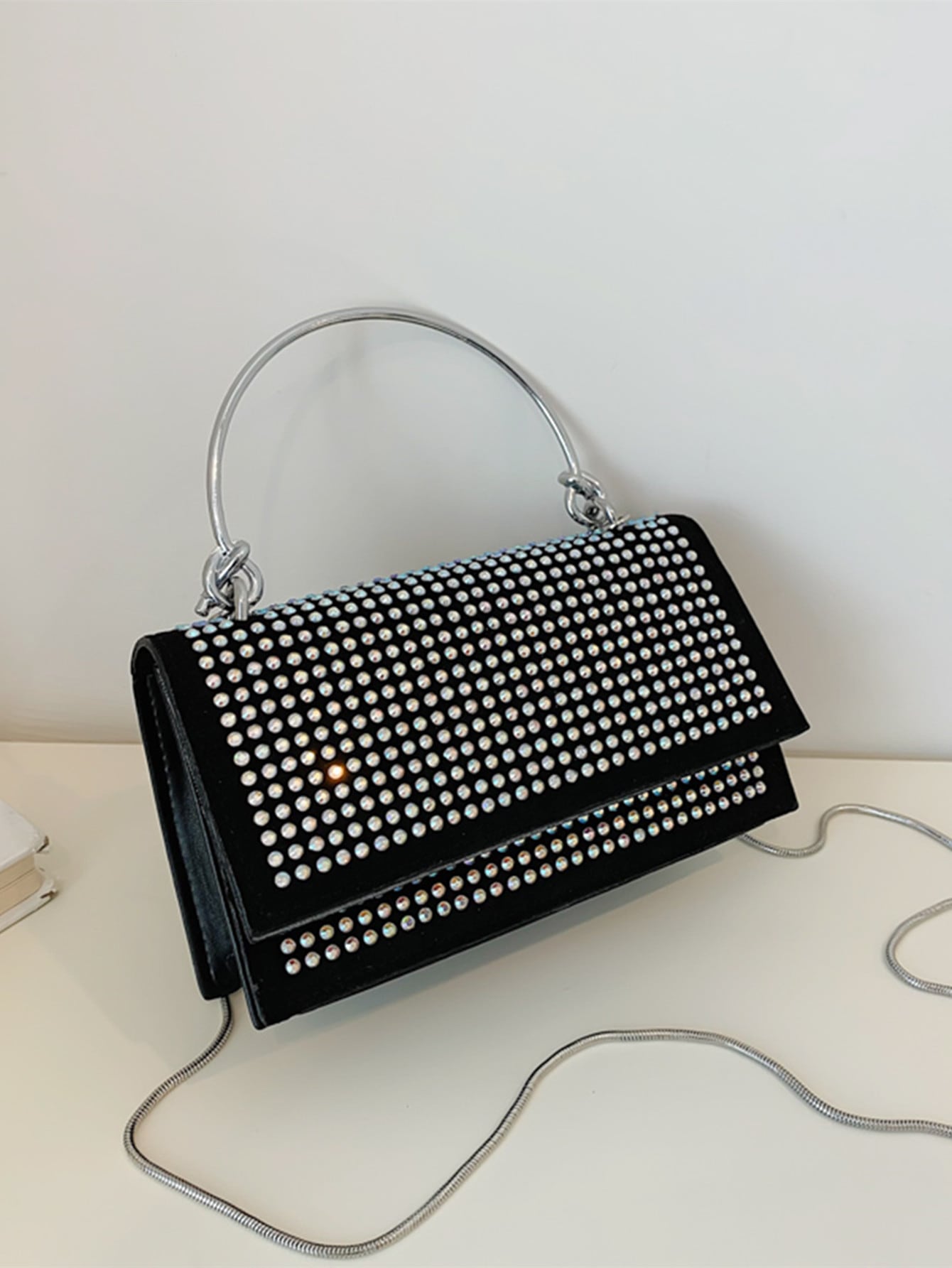 Quadratische Tasche mit Mini Nieten Dekor, Kette, Klappe