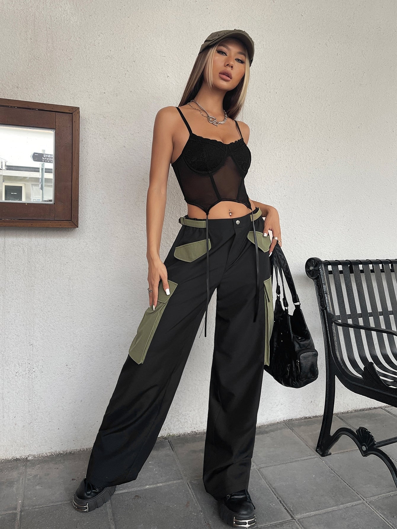 Cami Top mit Kontrast Spitzen, Vollbusiger, asymmetrischem Saum, Crop Mesh