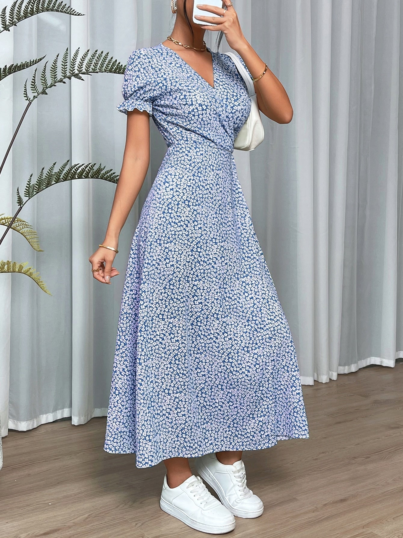 Wickelkleid mit Blümchen Muster, seitlichem Knoten