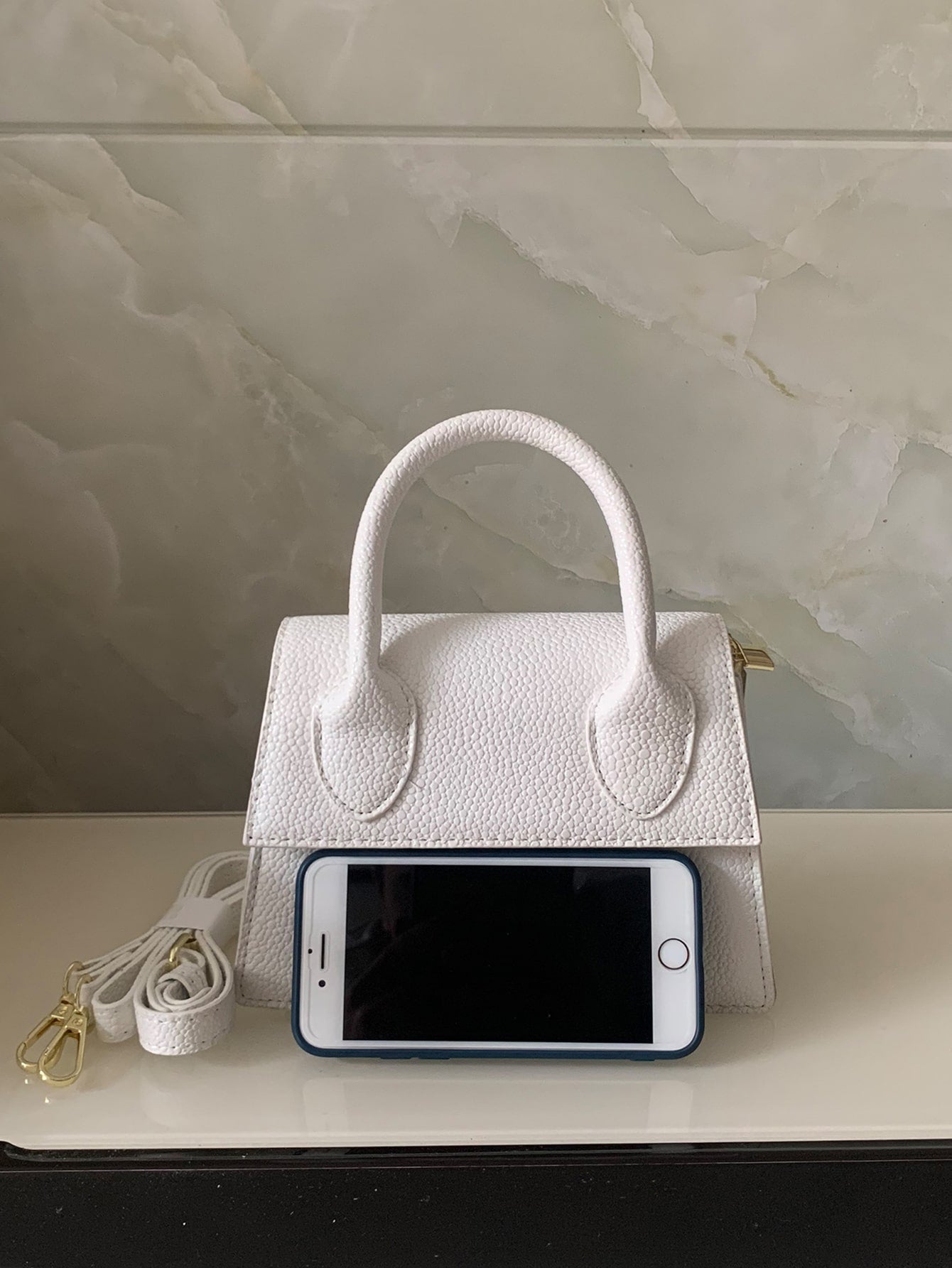 Quadratische Tasche mit Kiesel Prägung, Klappe