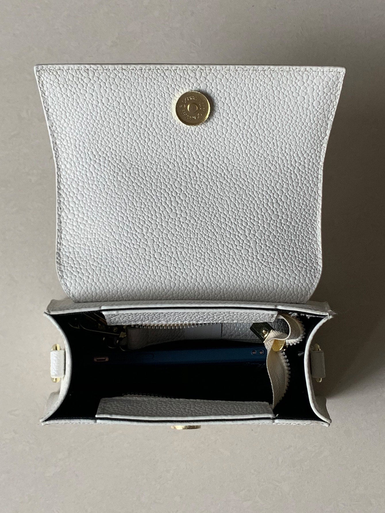 Quadratische Tasche mit Kiesel Prägung, Klappe