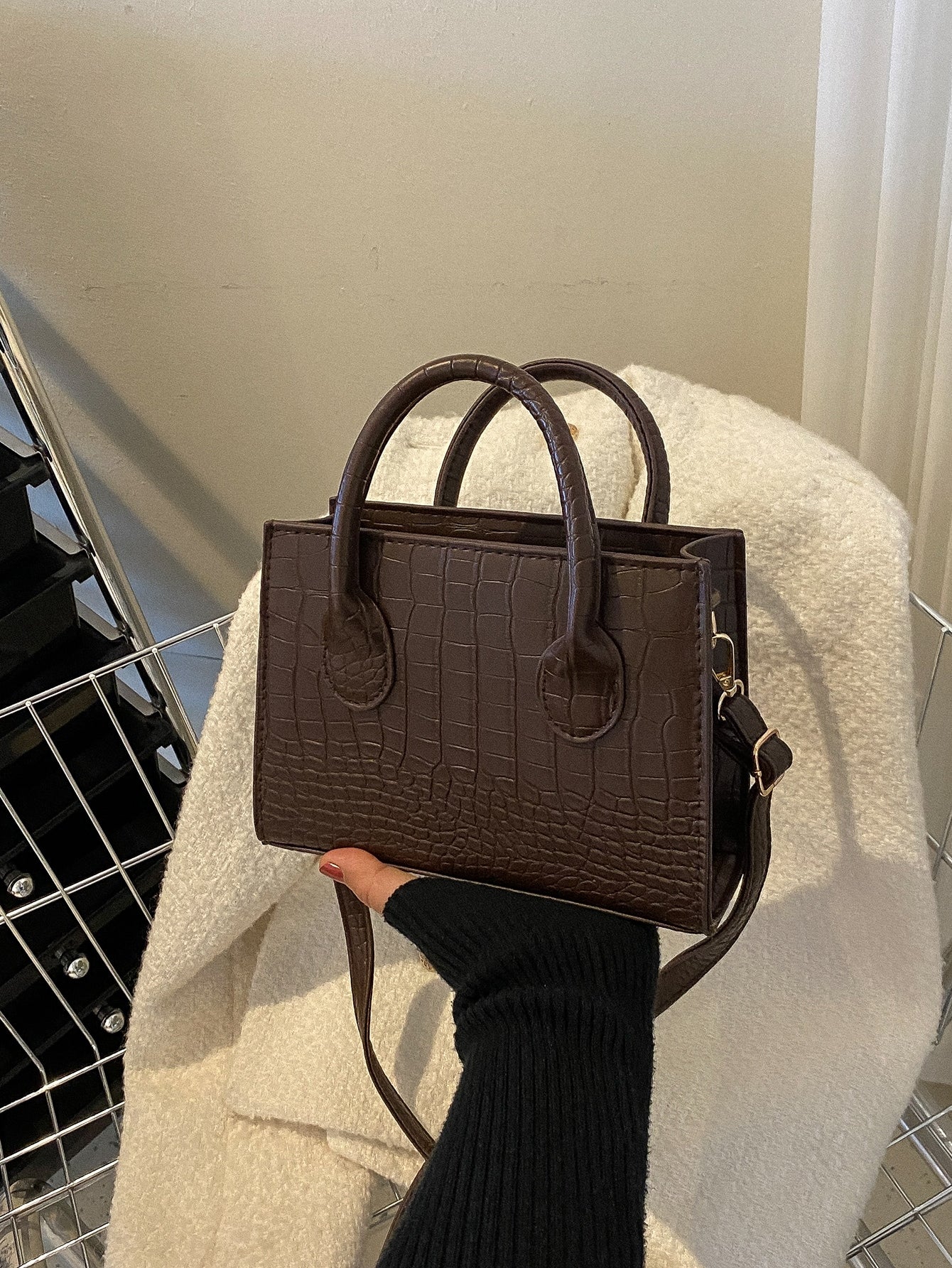 Quadratische Tasche mit Krokodil Prägung, Doppelgriff