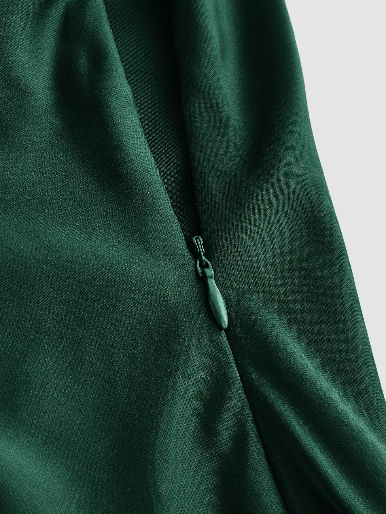 Cami Kleid mit Wasserfallausschnitt, asymmetrischem Saum