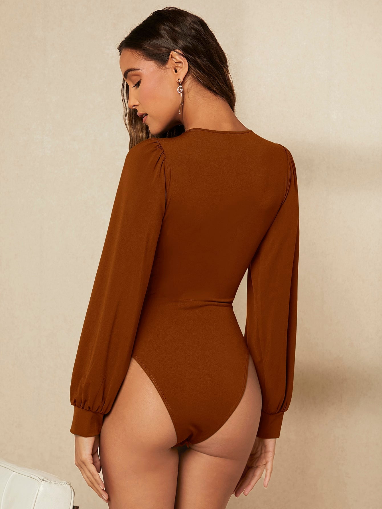 Body mit tiefem Ausschnitt, Laternenärmeln, Rüschen