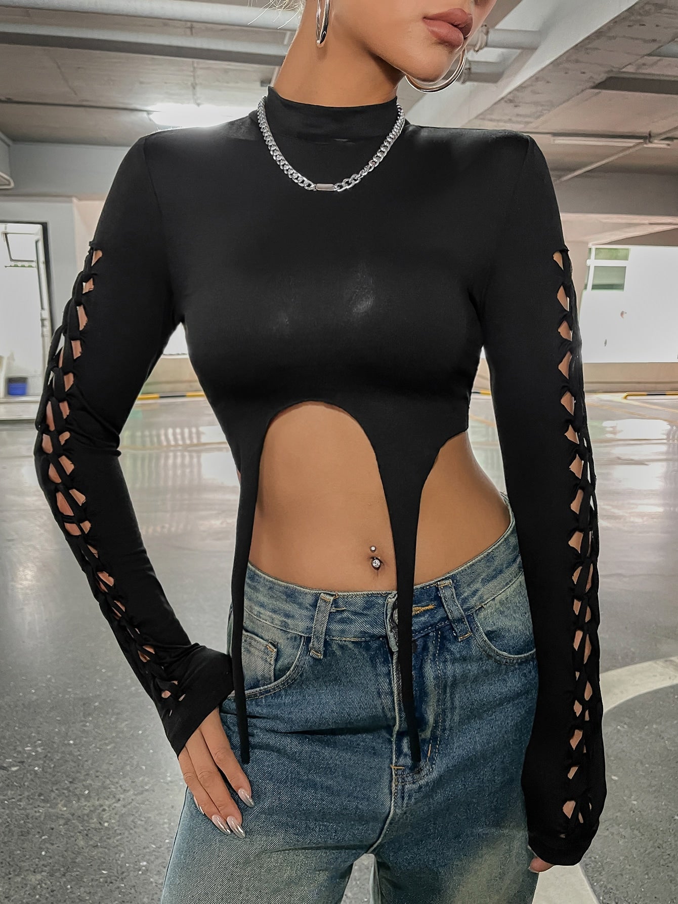 Crop Top mit Ausschnitt, Strumpfband, Detail