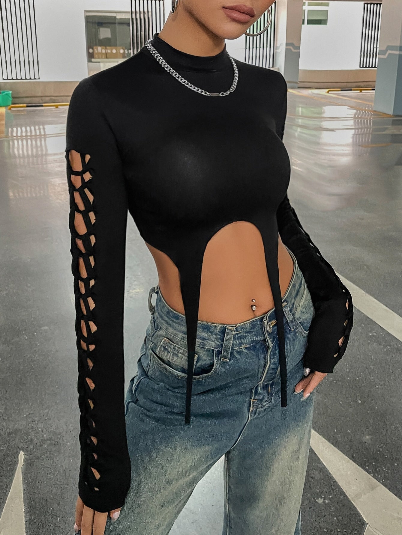 Crop Top mit Ausschnitt, Strumpfband, Detail