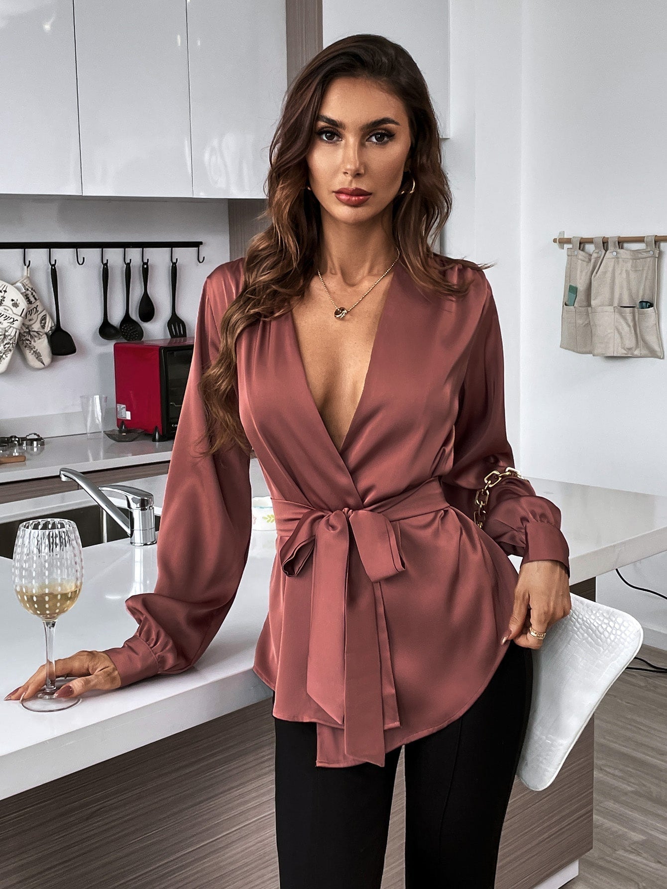 Bluse mit Gürtel, asymmetrischem Saum