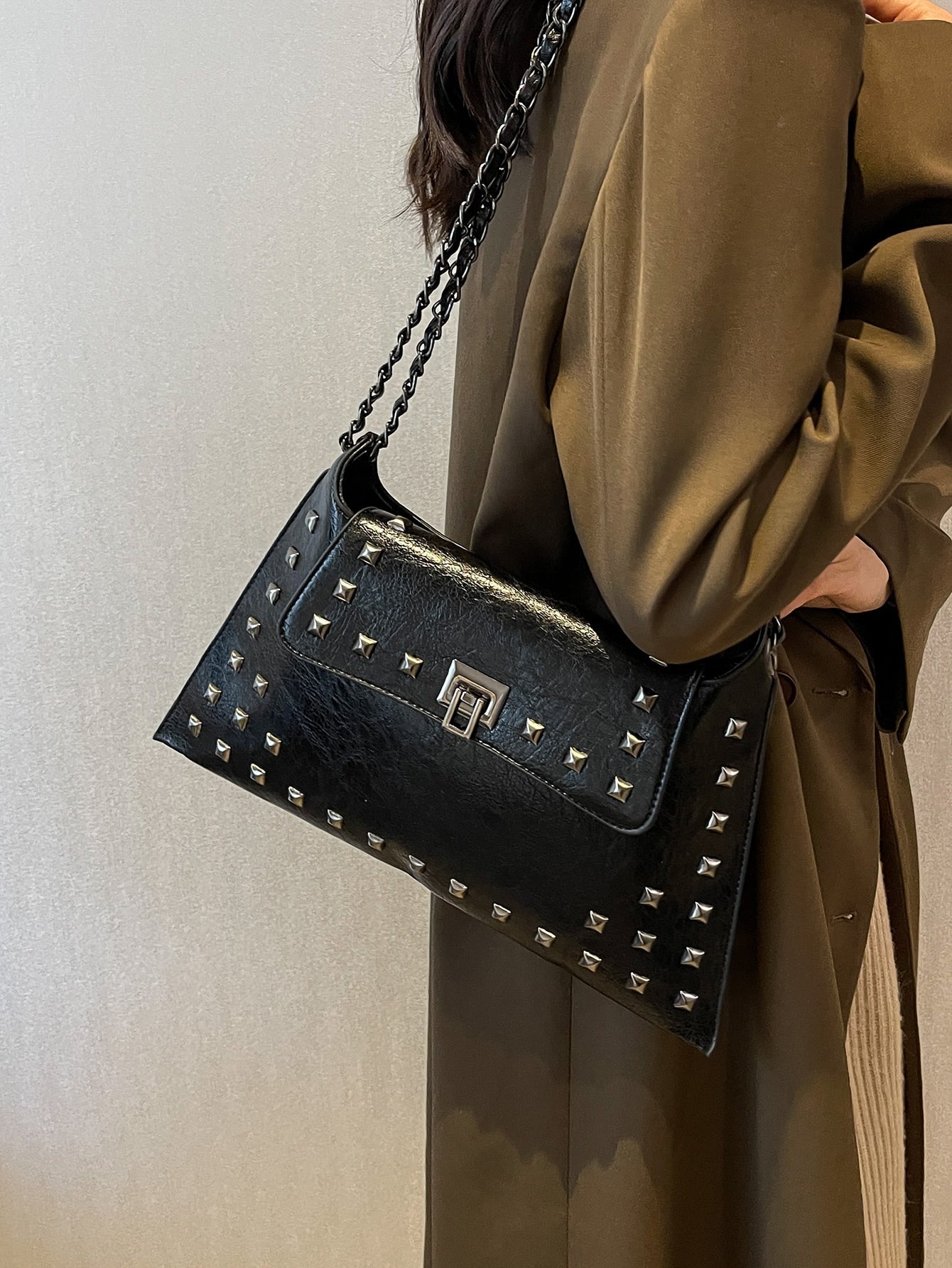 Quadratische Tasche mit Nieten Dekor, Klappe