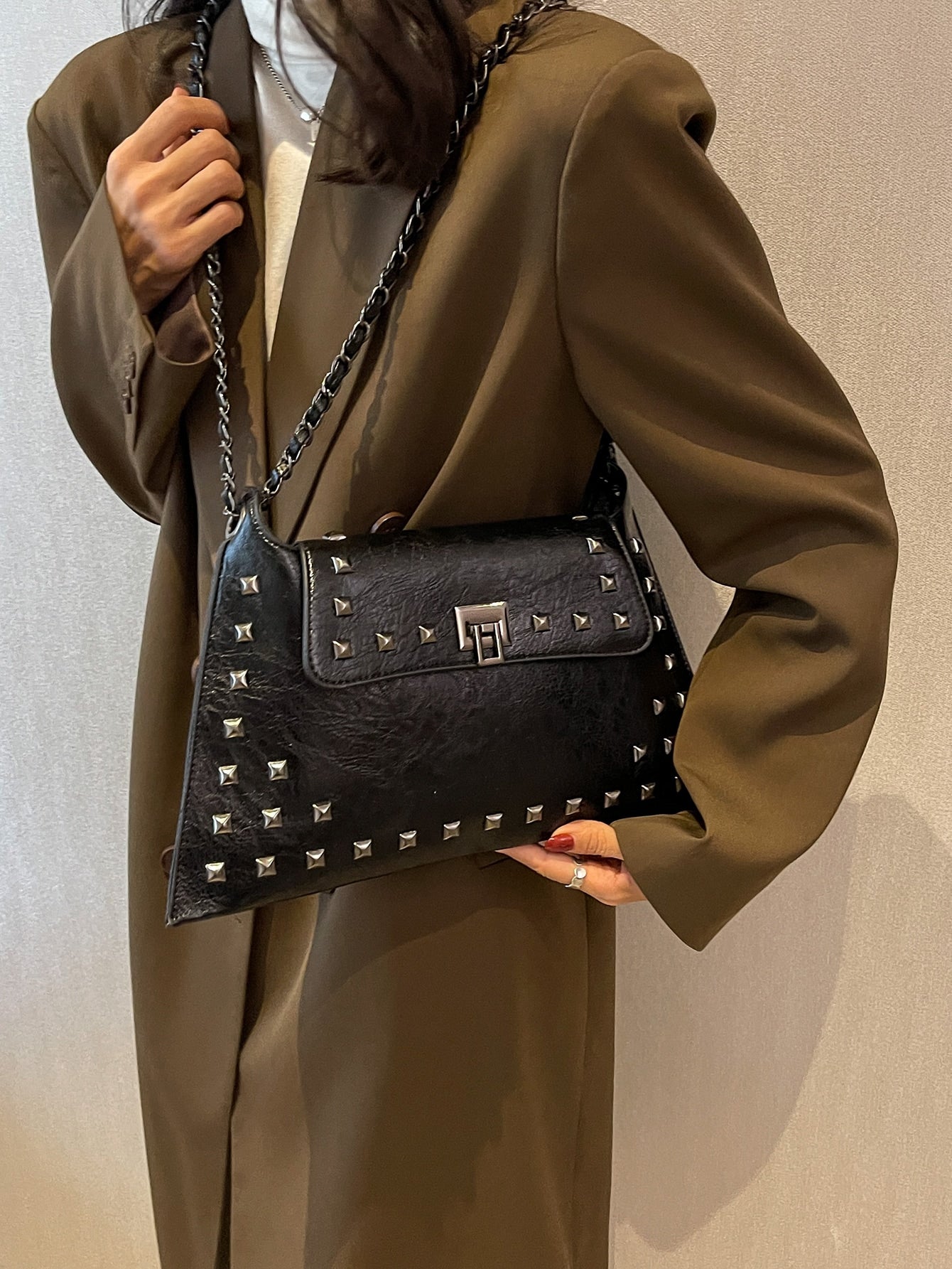 Quadratische Tasche mit Nieten Dekor, Klappe