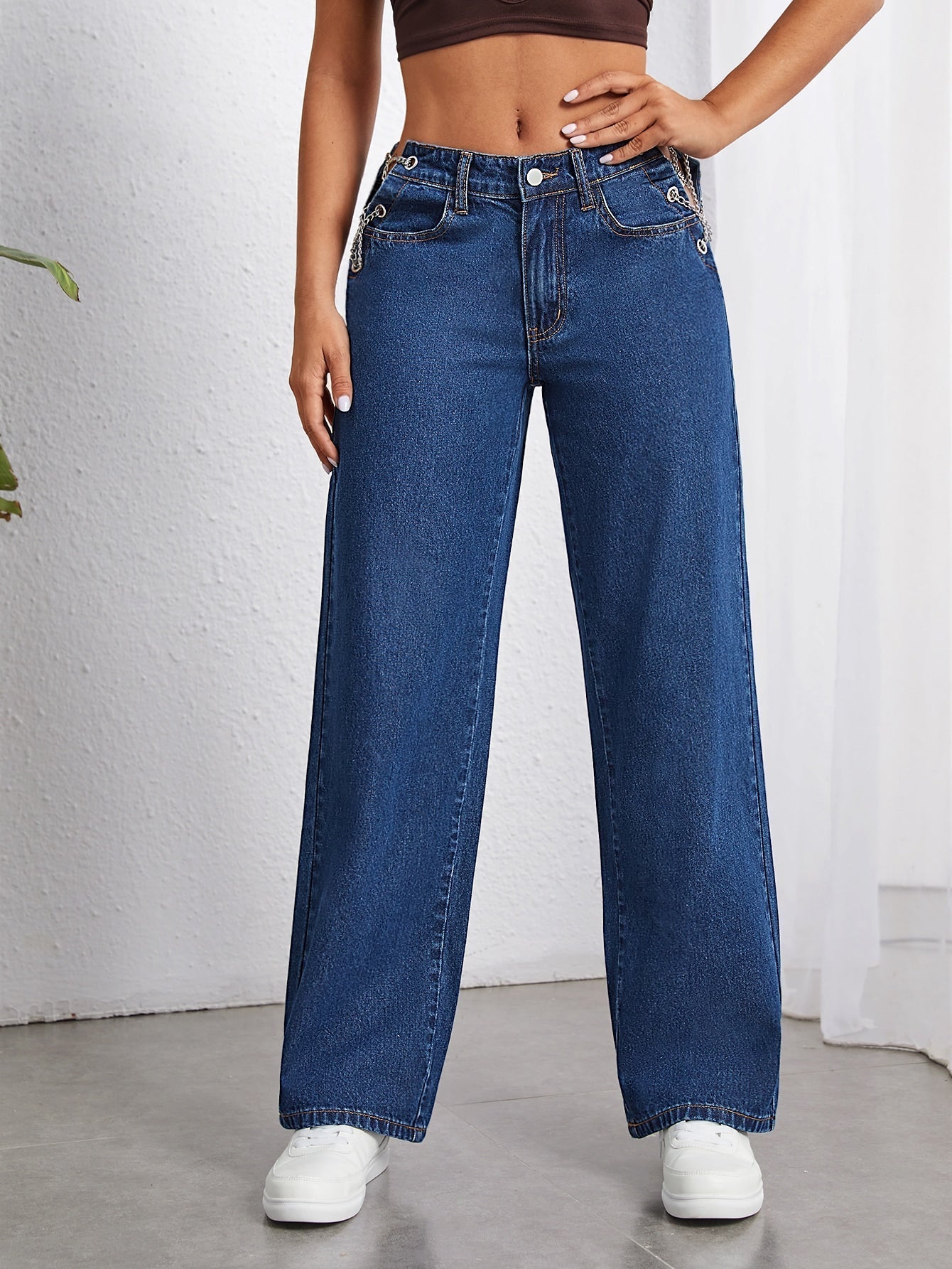Jeans mit Kette, breitem Beinschnitt