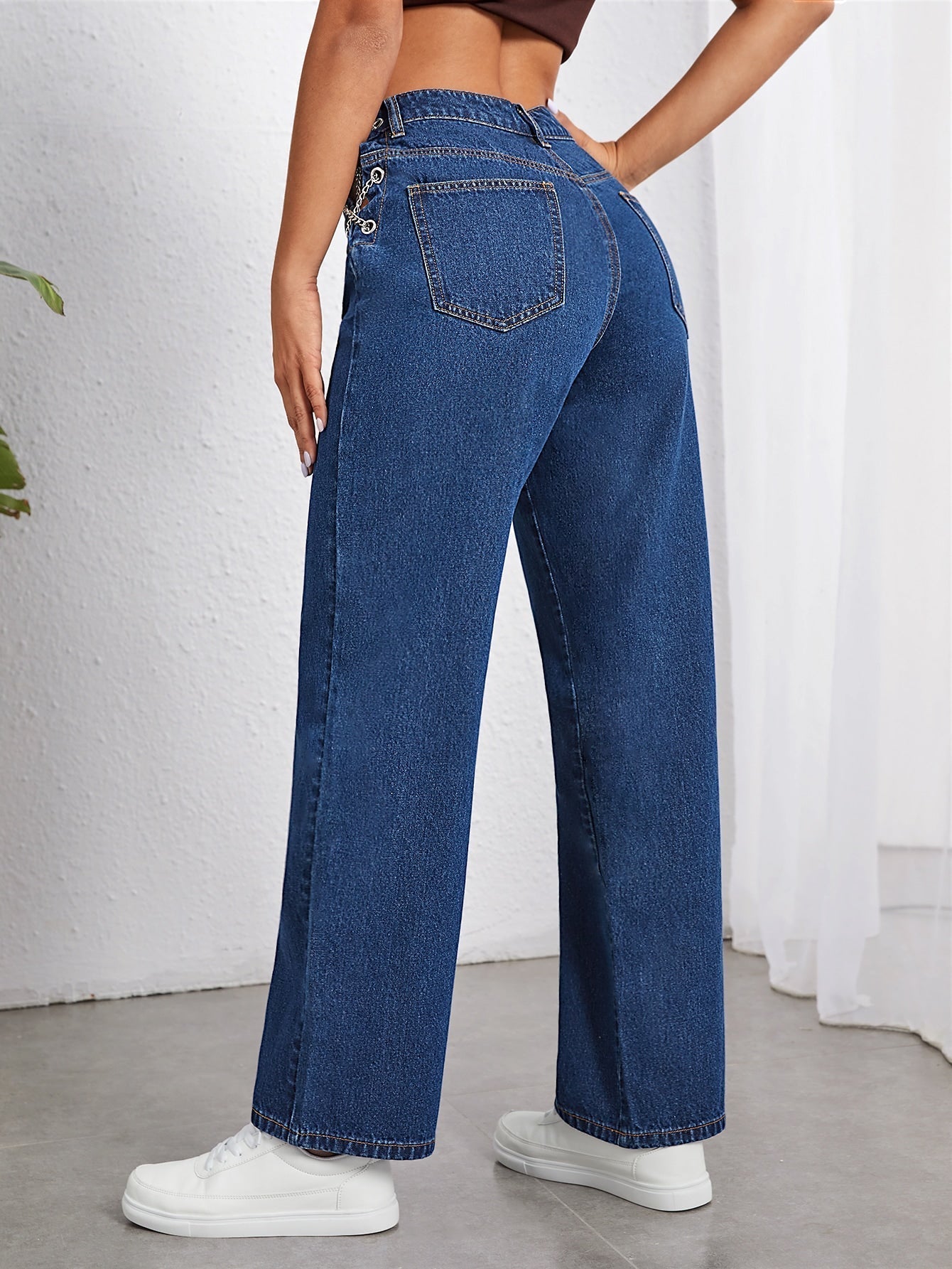 Jeans mit Kette, breitem Beinschnitt