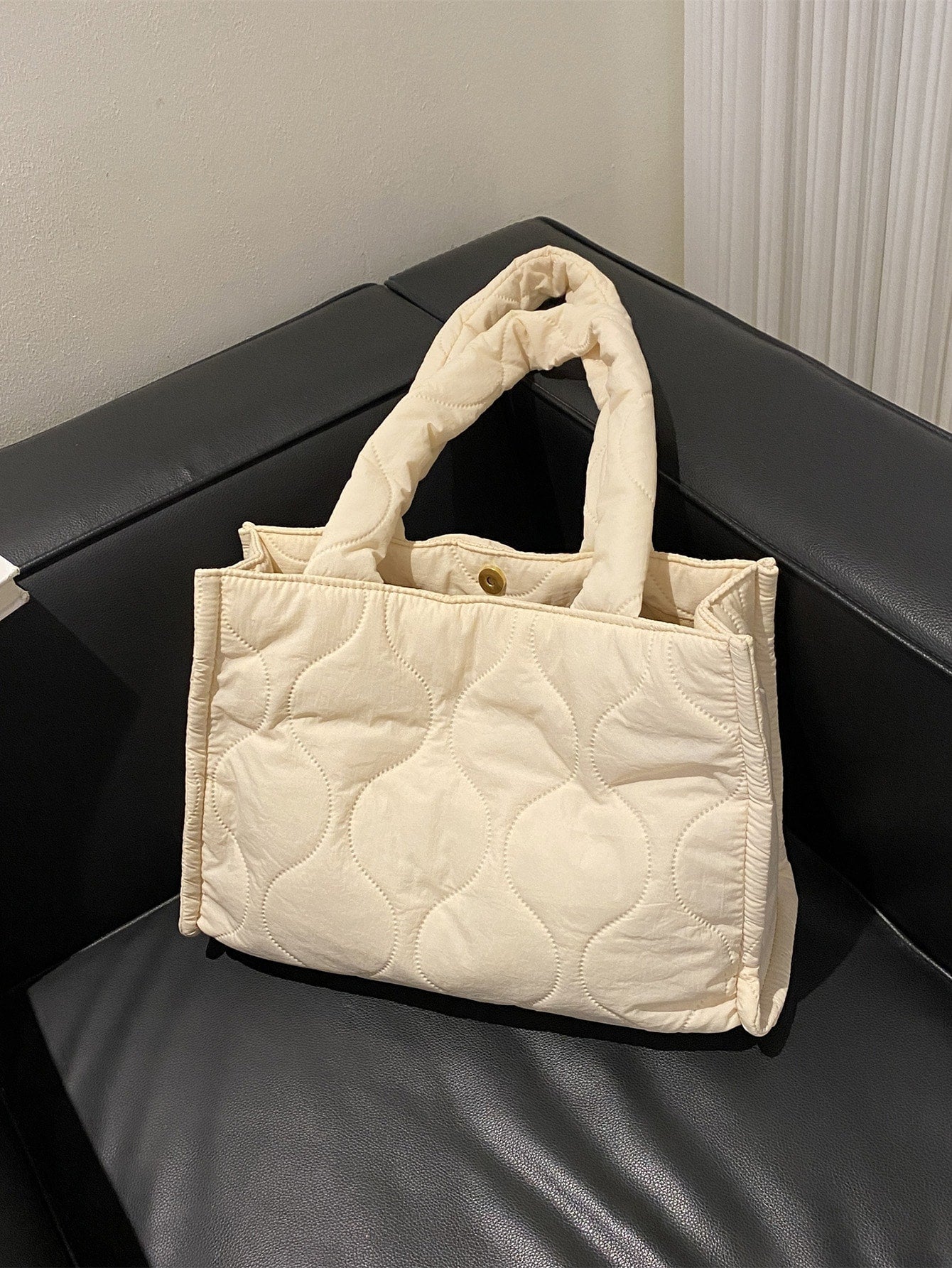 Minimalistische Schultertasche mit gestepptem Detail