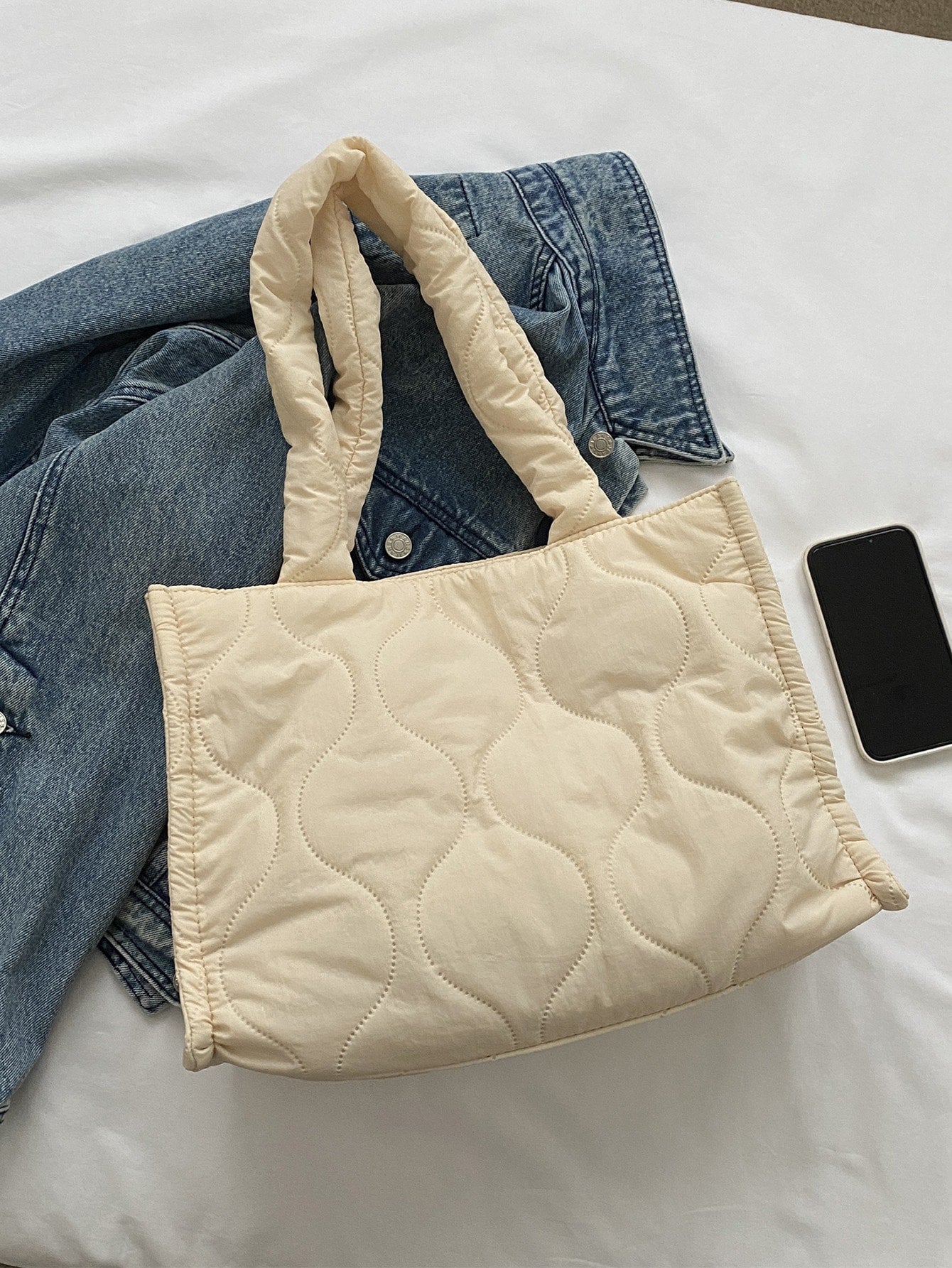Minimalistische Schultertasche mit gestepptem Detail
