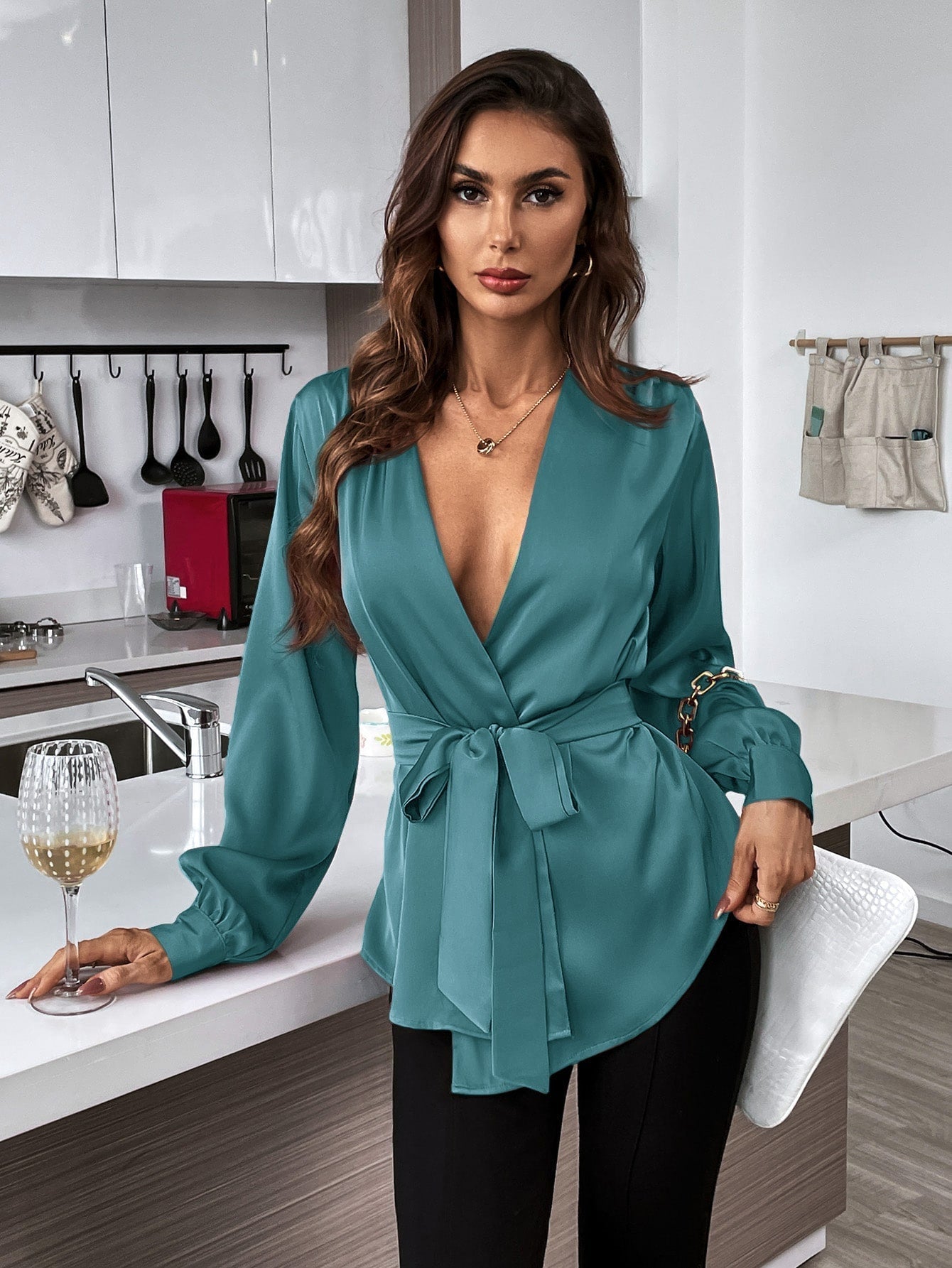 Bluse mit Gürtel, asymmetrischem Saum