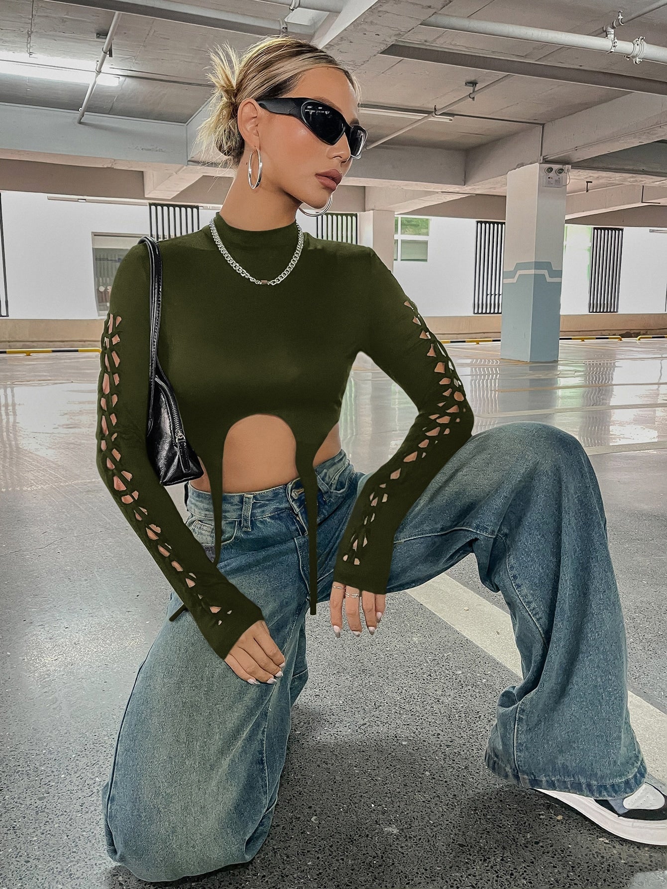 Crop Top mit Ausschnitt, Strumpfband, Detail