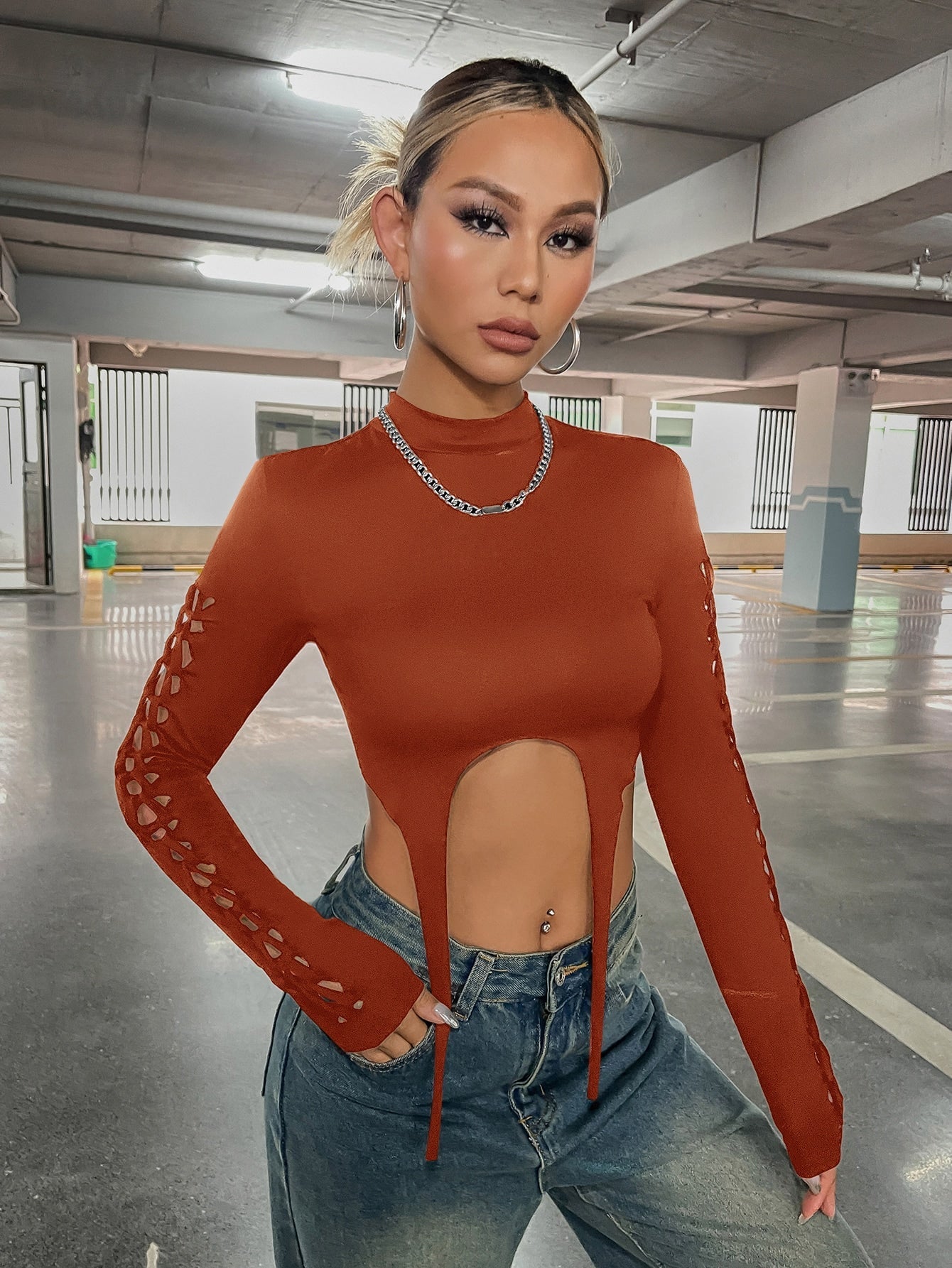 Crop Top mit Ausschnitt, Strumpfband, Detail