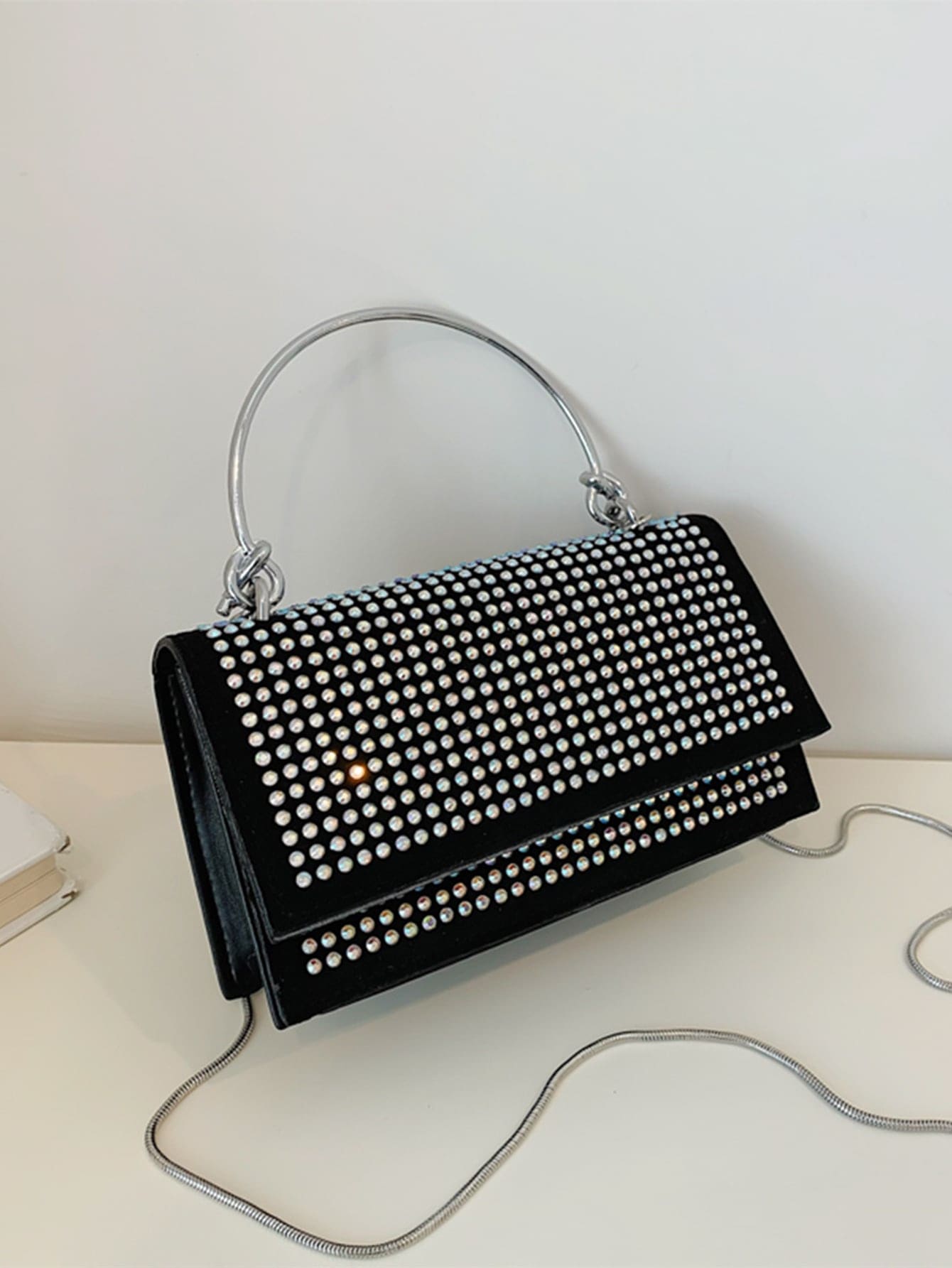 Quadratische Tasche mit Mini Nieten Dekor, Kette, Klappe