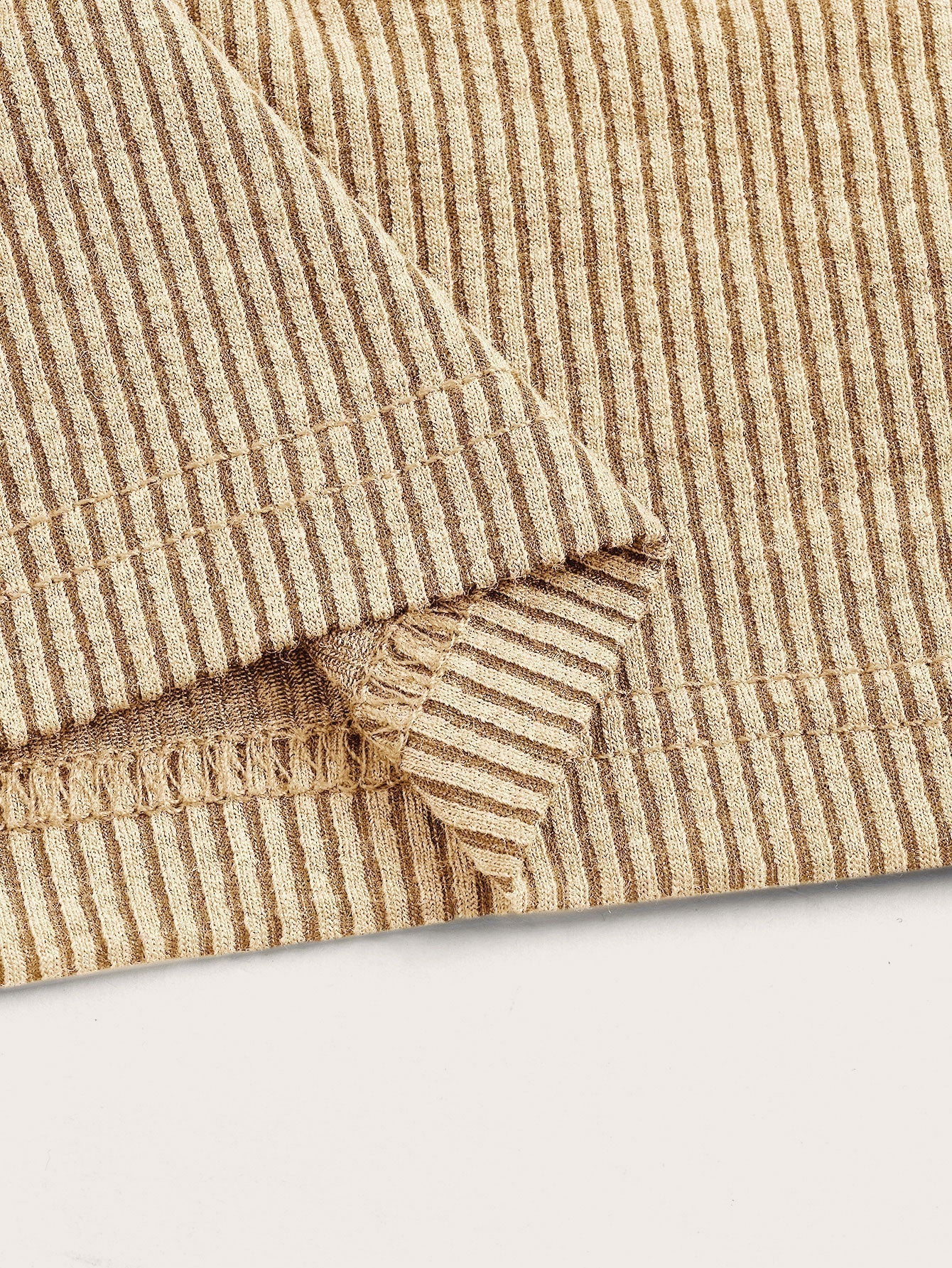 ICON Crop Cami Top mit Buchstabe Flicken Detail