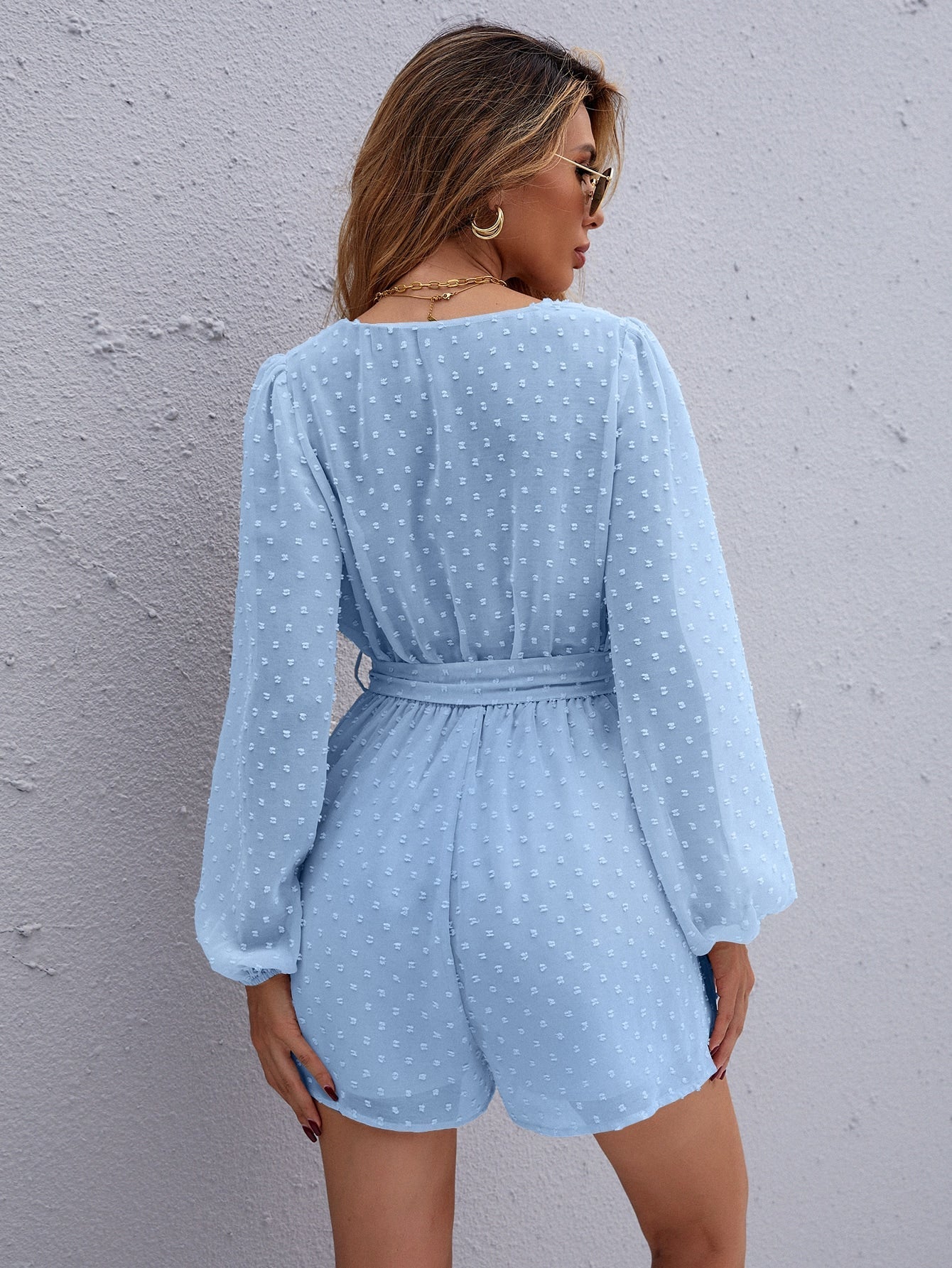 Chiffon Jumpsuit mit überlappendem Kragen, Laternenärmeln, Gürtel, Punkten