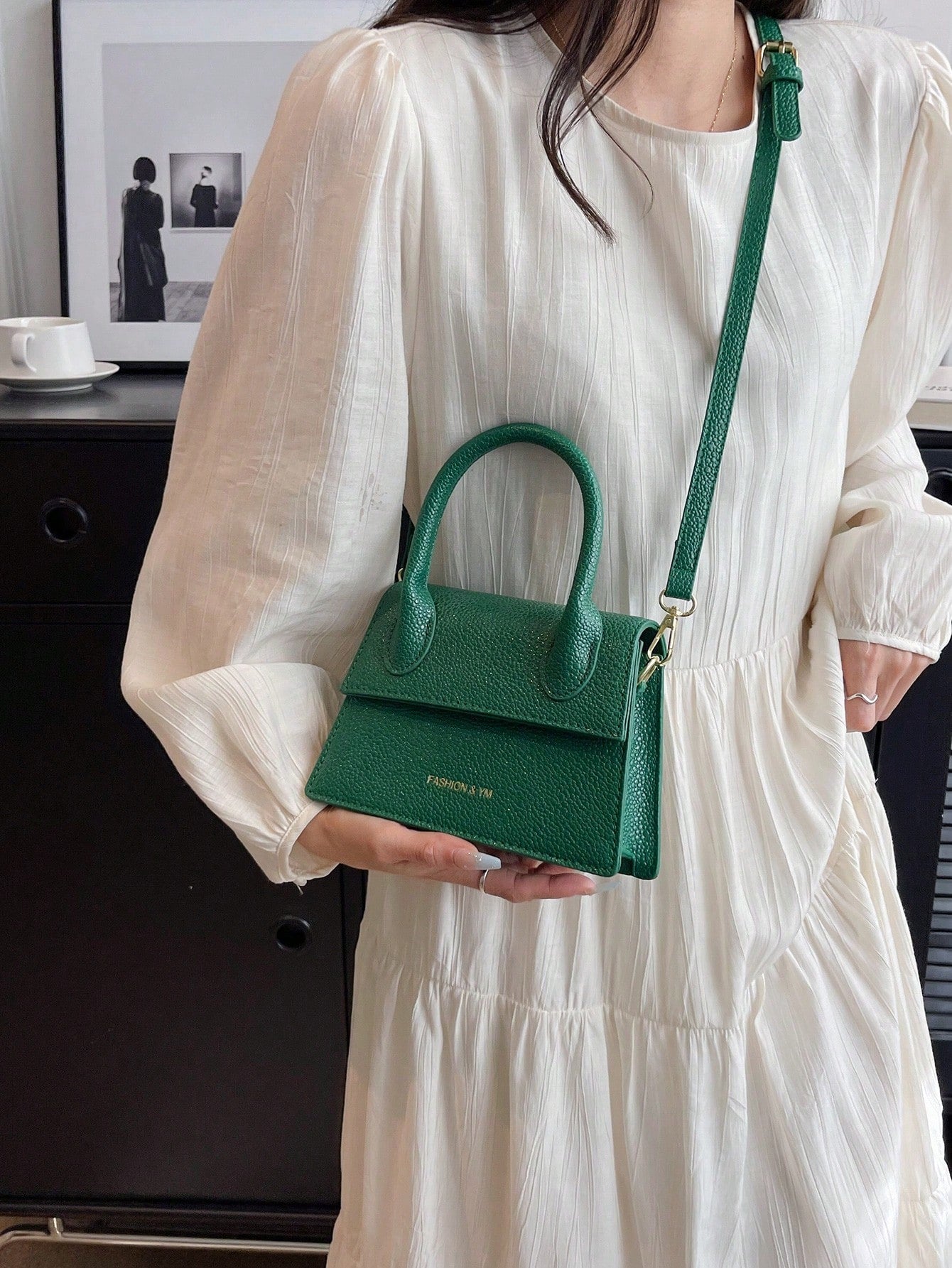 Quadratische Tasche mit Kiesel Prägung, Klappe